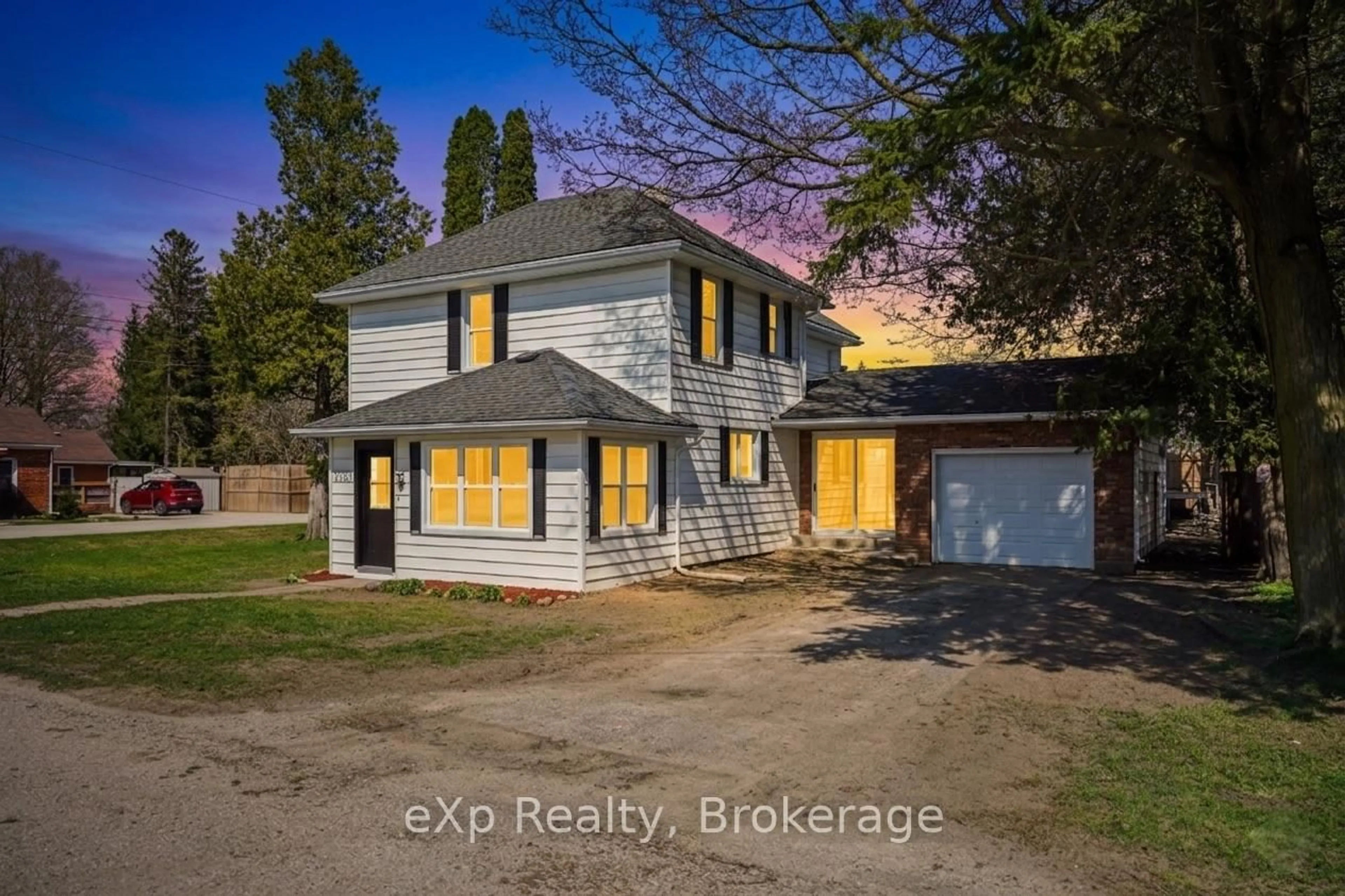 A pic from outside/outdoor area/front of a property/back of a property/a pic from drone, building for 2051 Albert St, Howick Ontario N0G 1X0