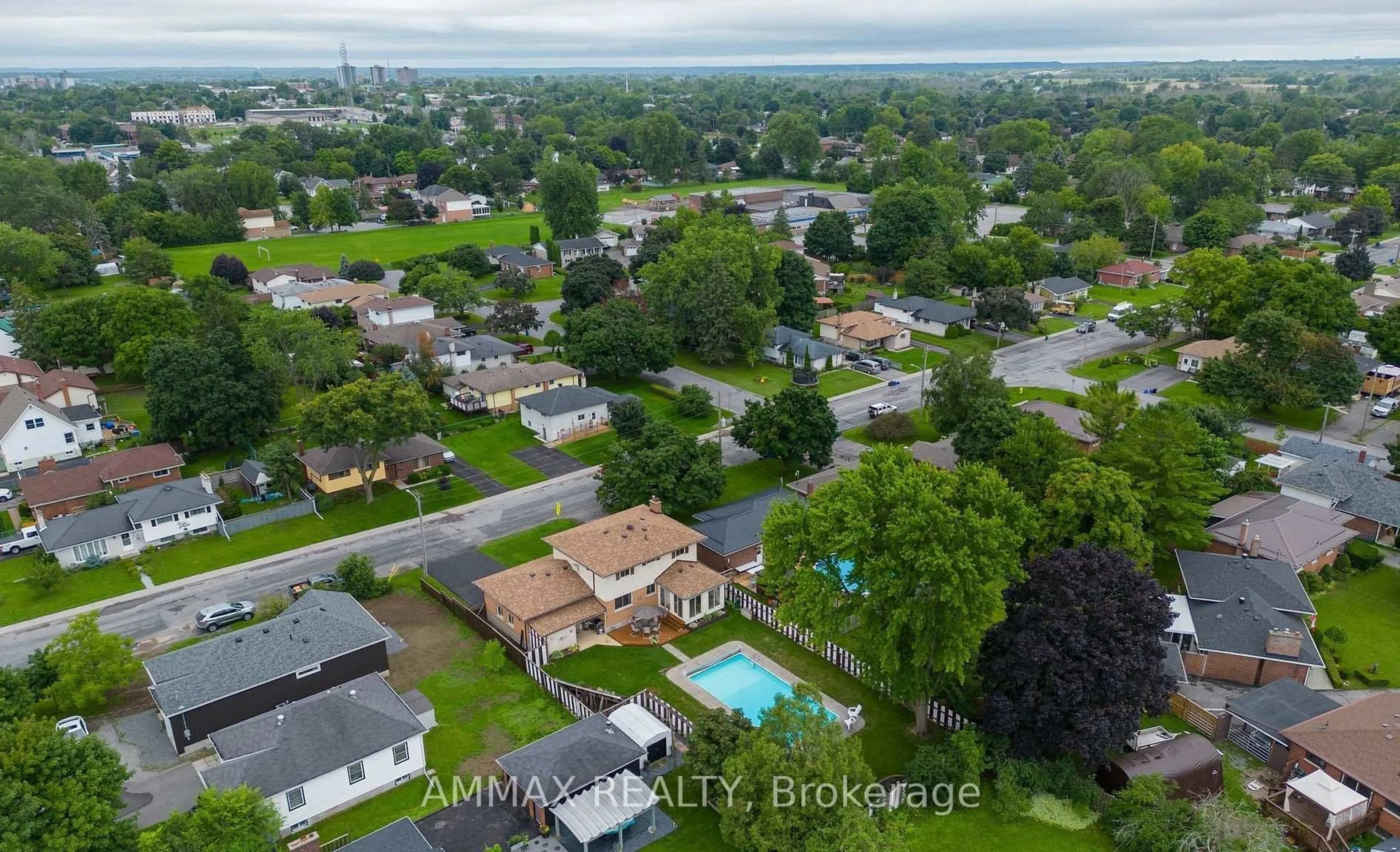 A pic from outside/outdoor area/front of a property/back of a property/a pic from drone, unknown for 36 Parkdale Dr, Belleville Ontario K8P 2P4