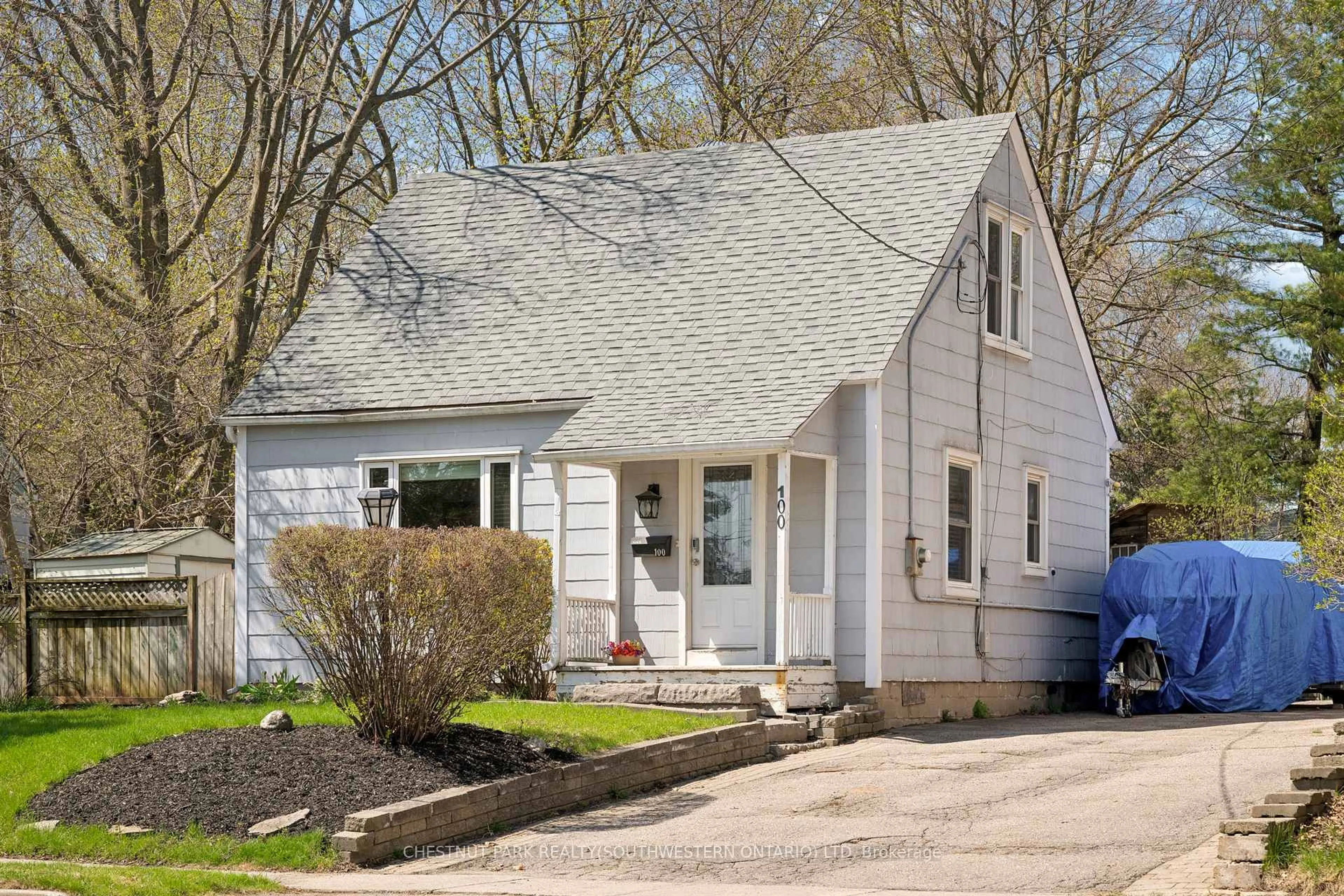 Home with vinyl exterior material, street for 100 Memorial Cres, Guelph Ontario N1H 6B9