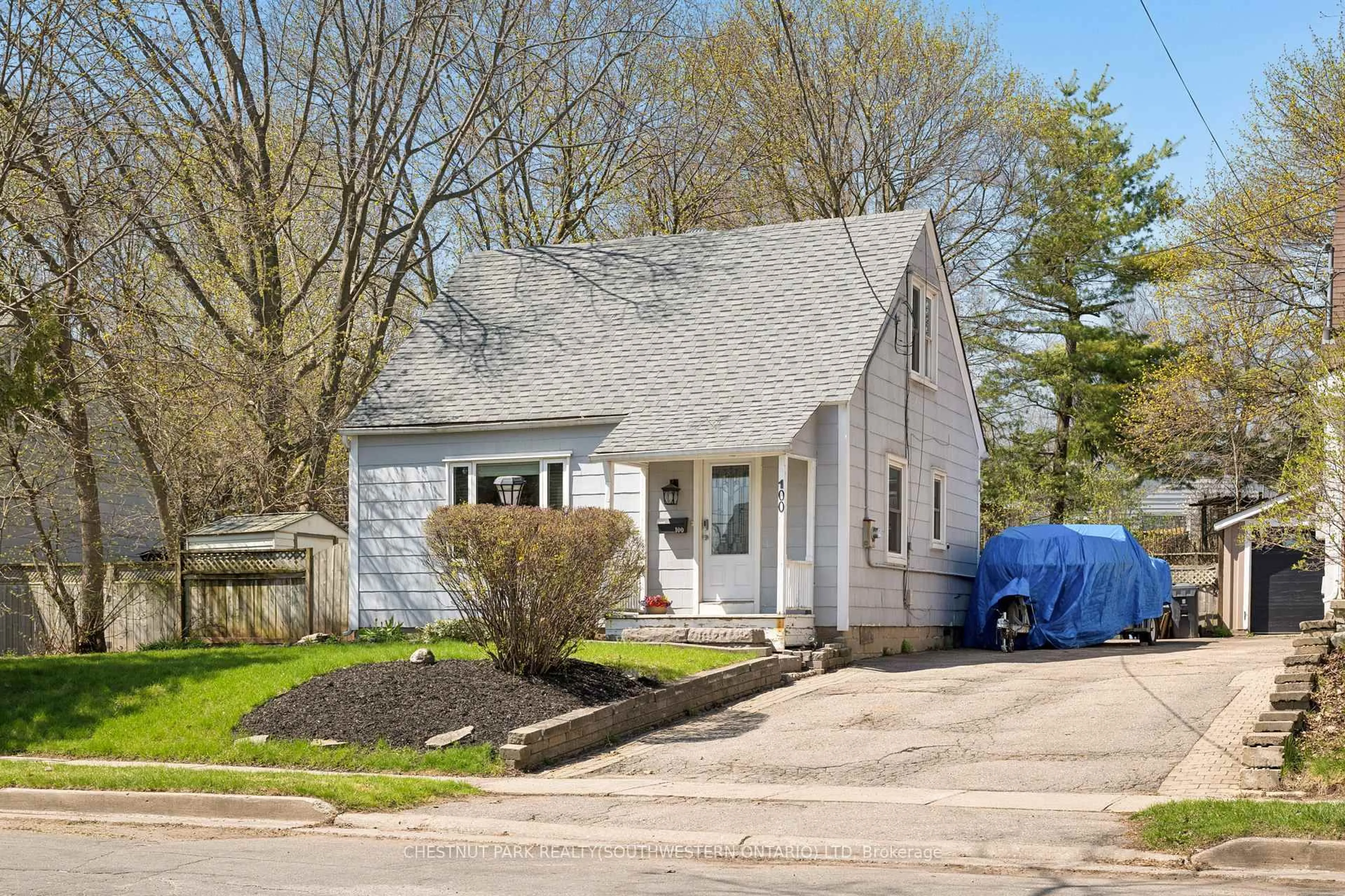 Home with vinyl exterior material, street for 100 Memorial Cres, Guelph Ontario N1H 6B9