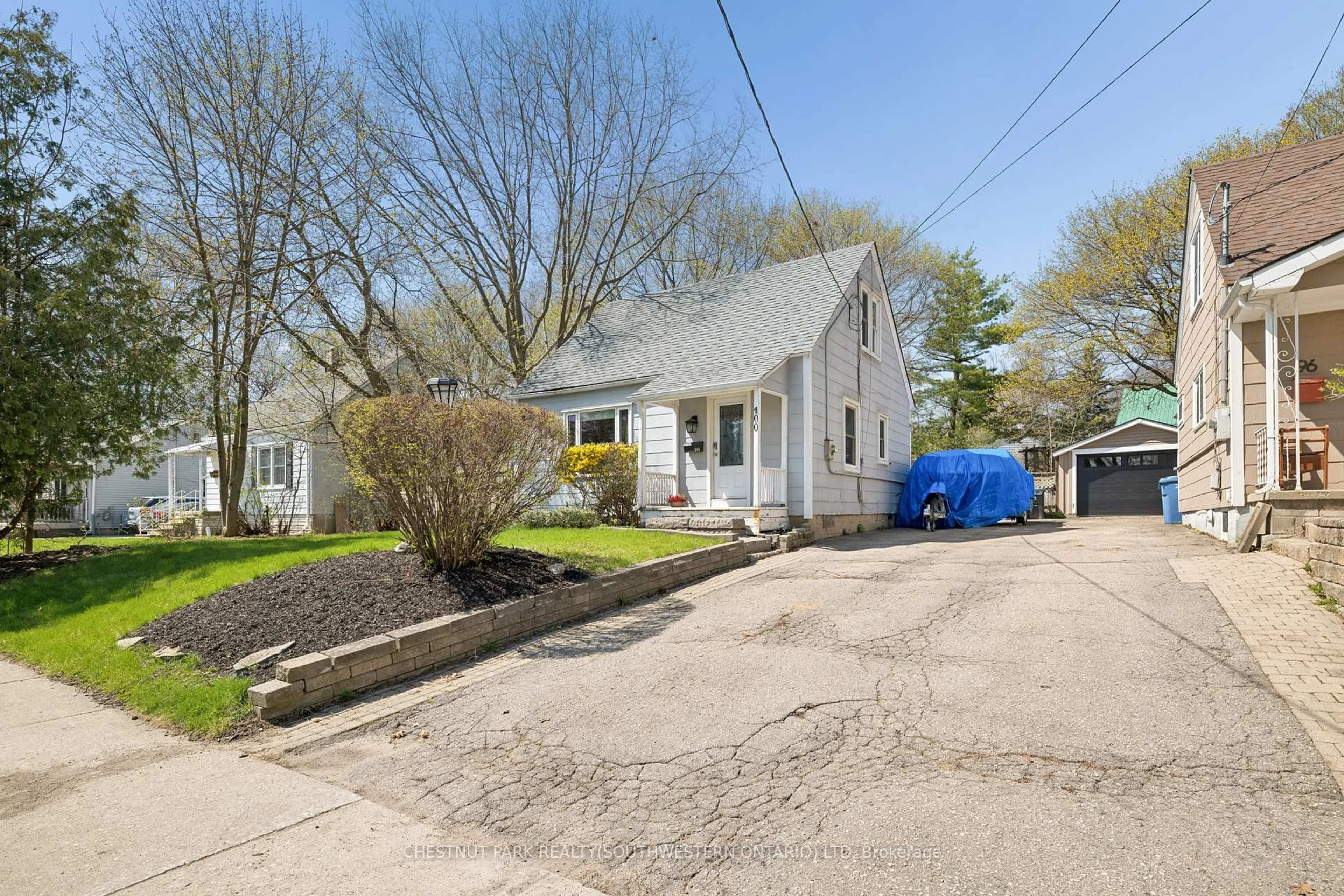 A pic from outside/outdoor area/front of a property/back of a property/a pic from drone, street for 100 Memorial Cres, Guelph Ontario N1H 6B9