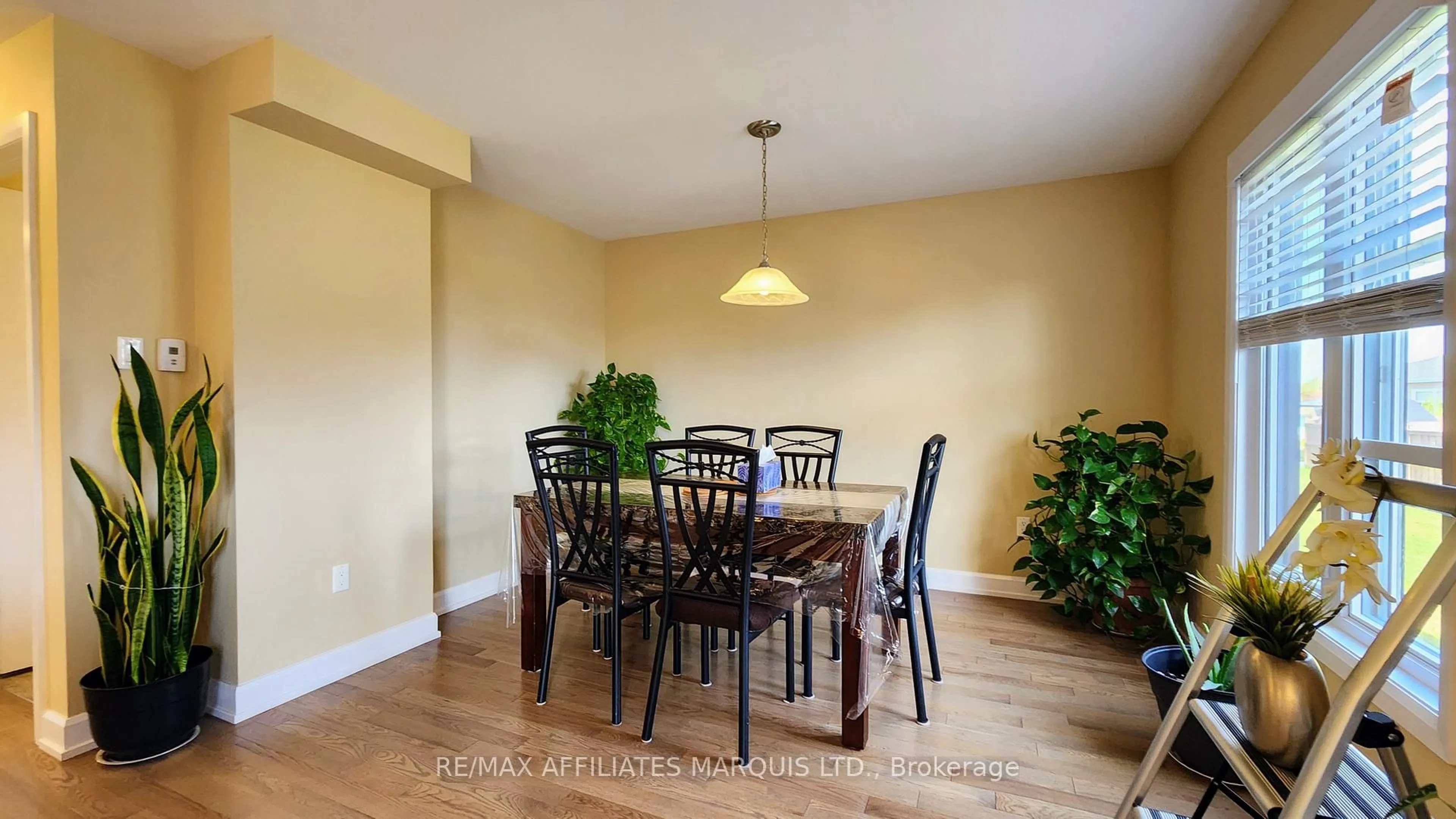 Dining room, wood/laminate floor for 369 Belfort Cres, Cornwall Ontario K6H 0H4