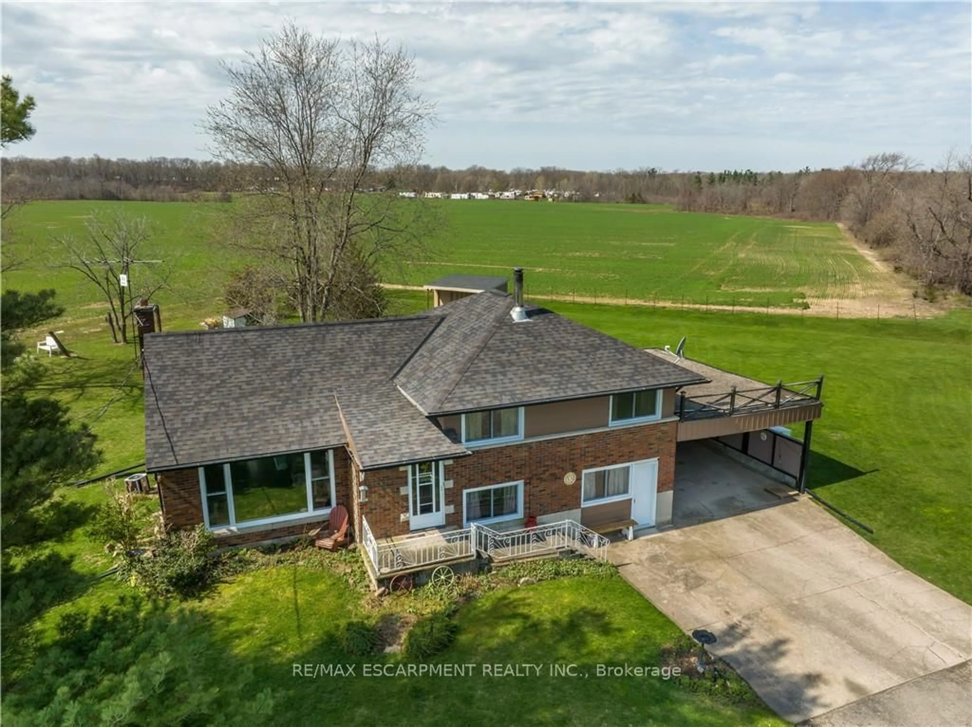 A pic from outside/outdoor area/front of a property/back of a property/a pic from drone, unknown for 3542 Fifteenth St, Lincoln Ontario L2R 6P7