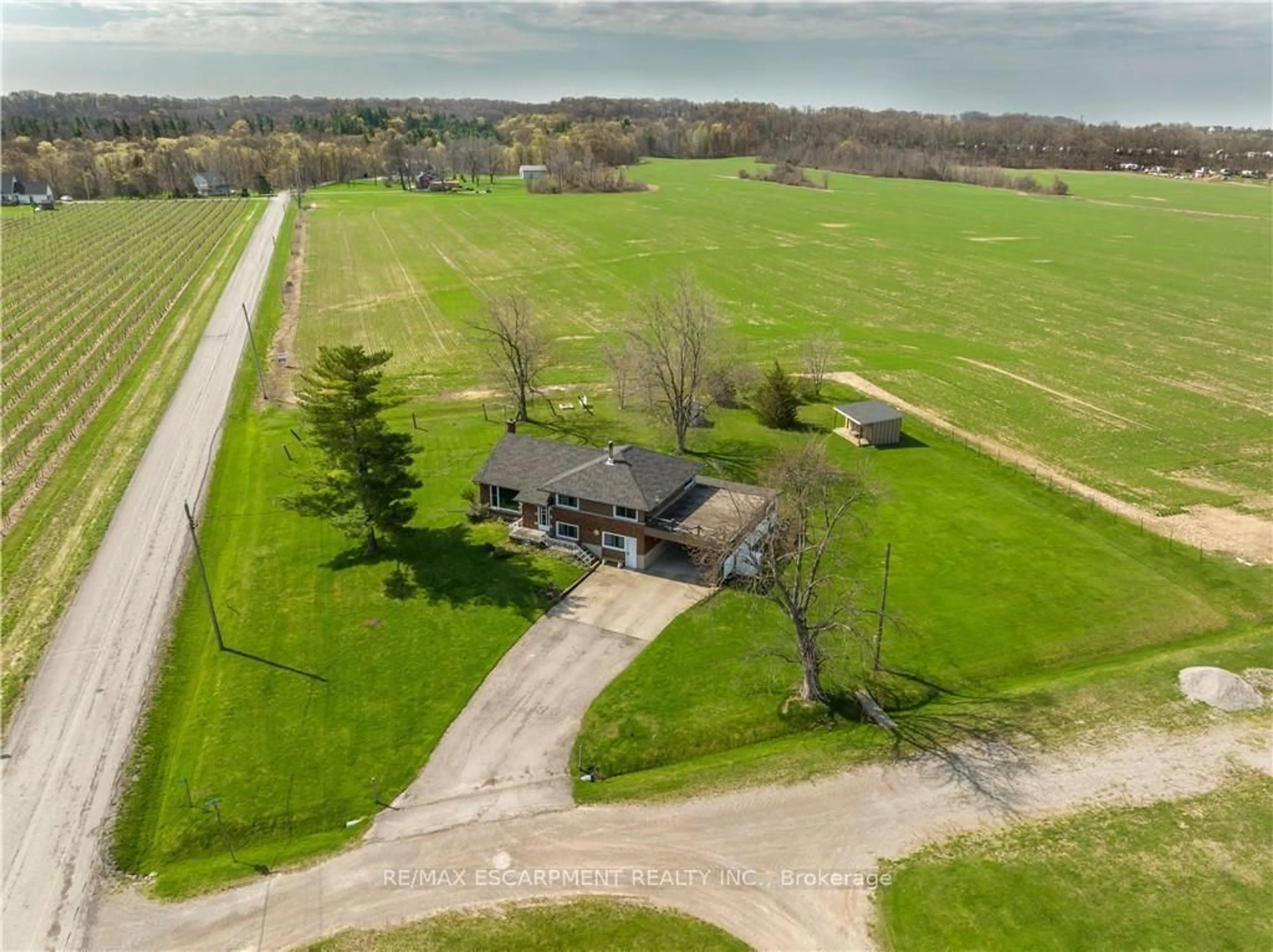 A pic from outside/outdoor area/front of a property/back of a property/a pic from drone, unknown for 3542 Fifteenth St, Lincoln Ontario L2R 6P7