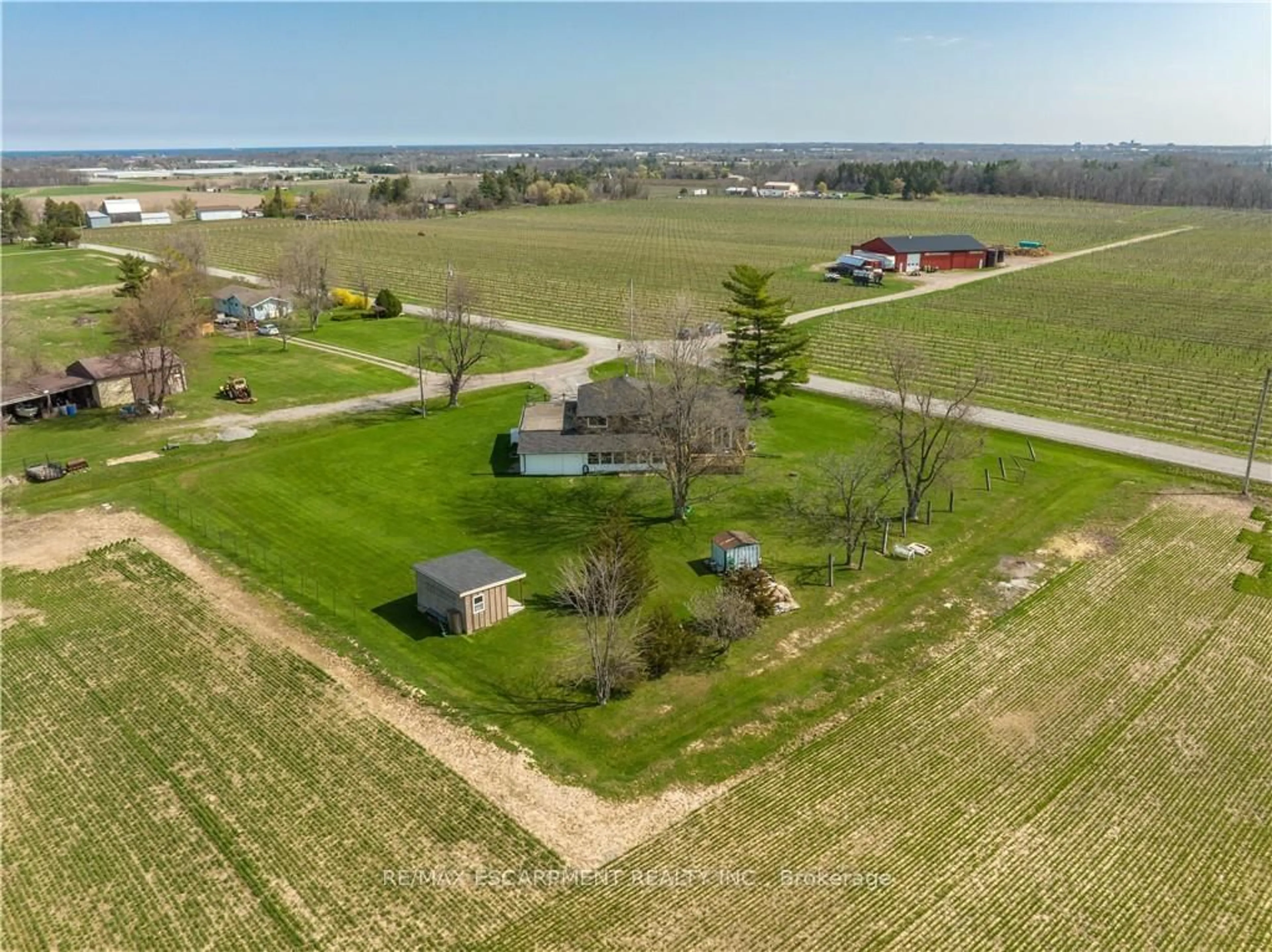 A pic from outside/outdoor area/front of a property/back of a property/a pic from drone, unknown for 3542 Fifteenth St, Lincoln Ontario L2R 6P7