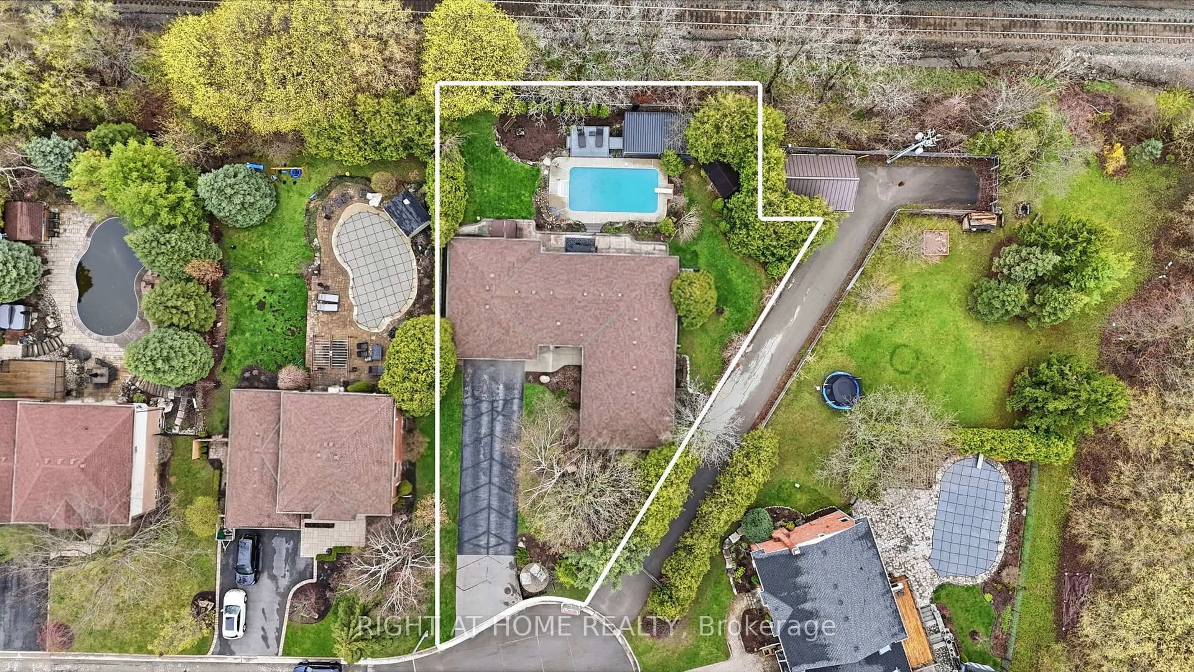 A pic from outside/outdoor area/front of a property/back of a property/a pic from drone, street for 30 Carl Cres, Hamilton Ontario L8B 0G5