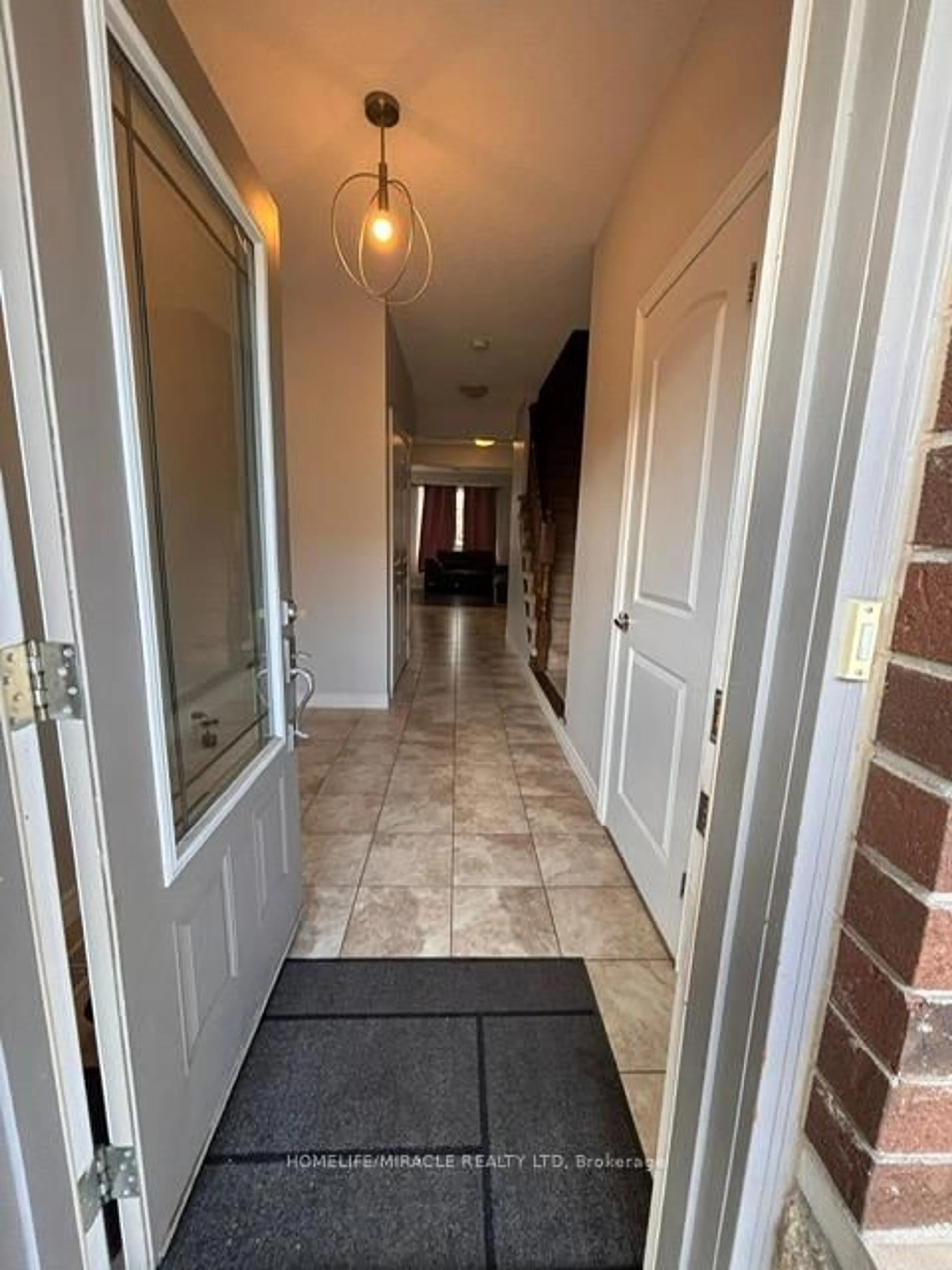 Indoor foyer for 380 lake St #22, Grimsby Ontario L3M 0E8