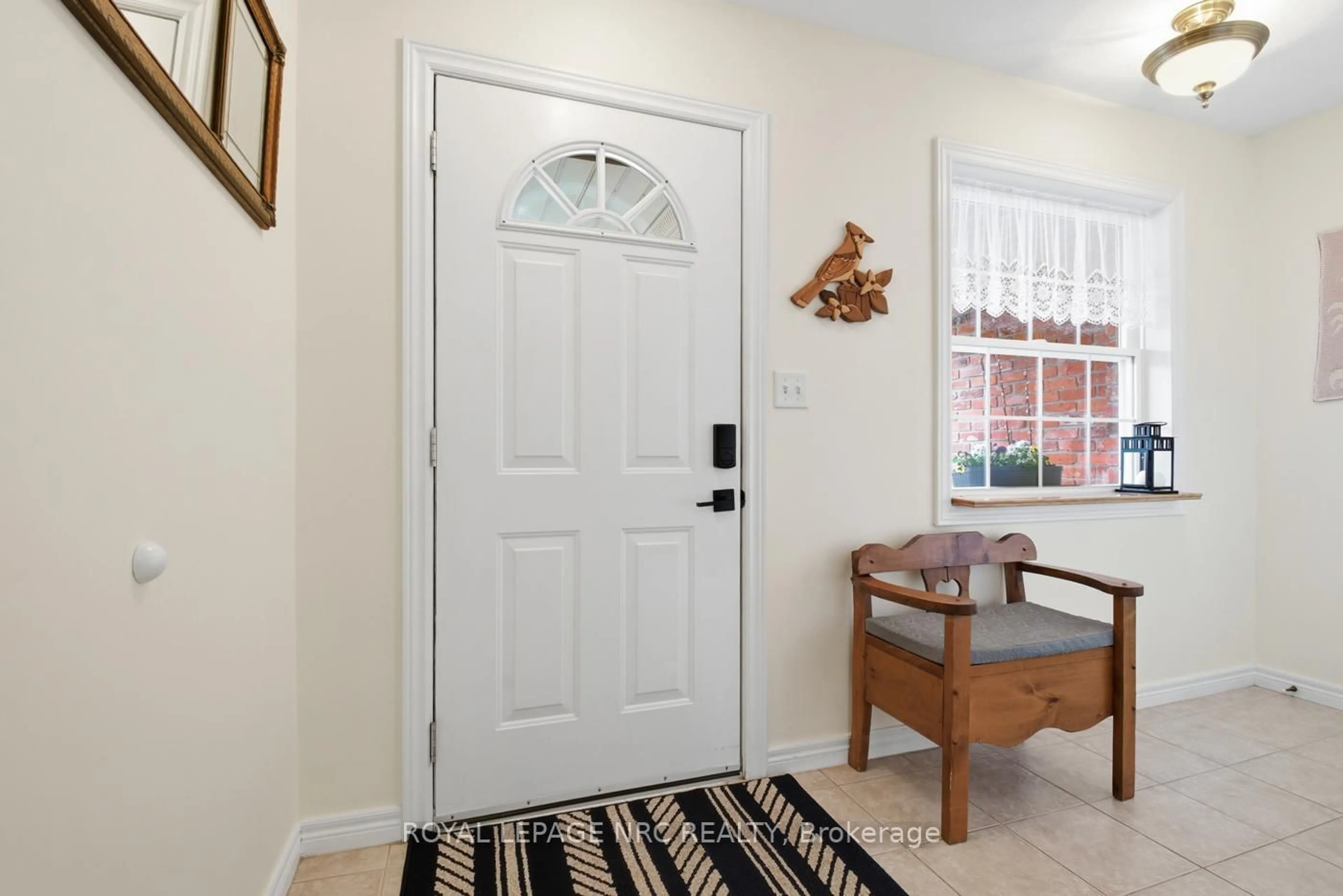 Indoor entryway for 8 Portal Dr, Port Colborne Ontario L3K 5K3