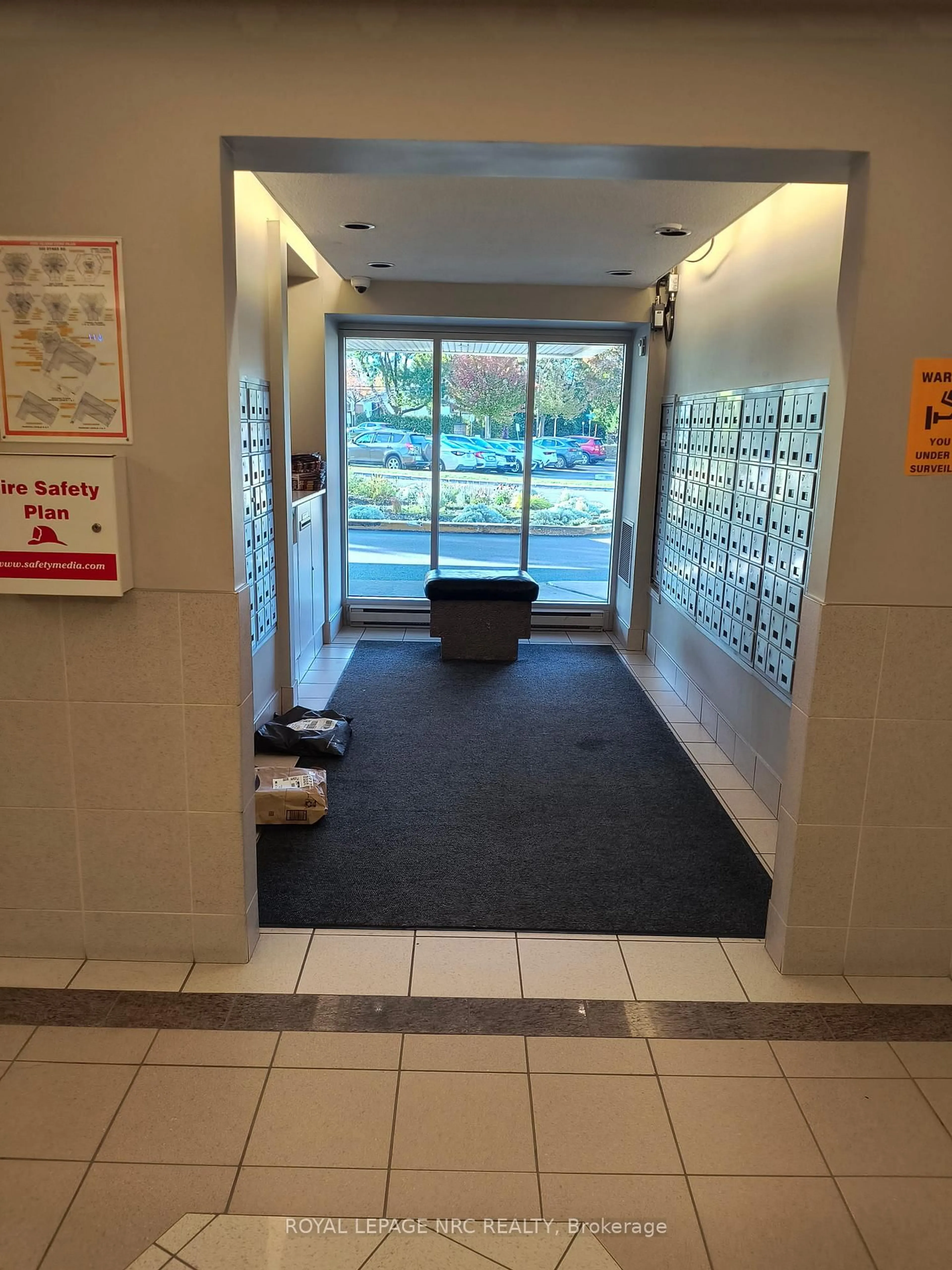 Indoor foyer for 900 Dynes Rd #706, Ottawa Ontario K2C 3L6