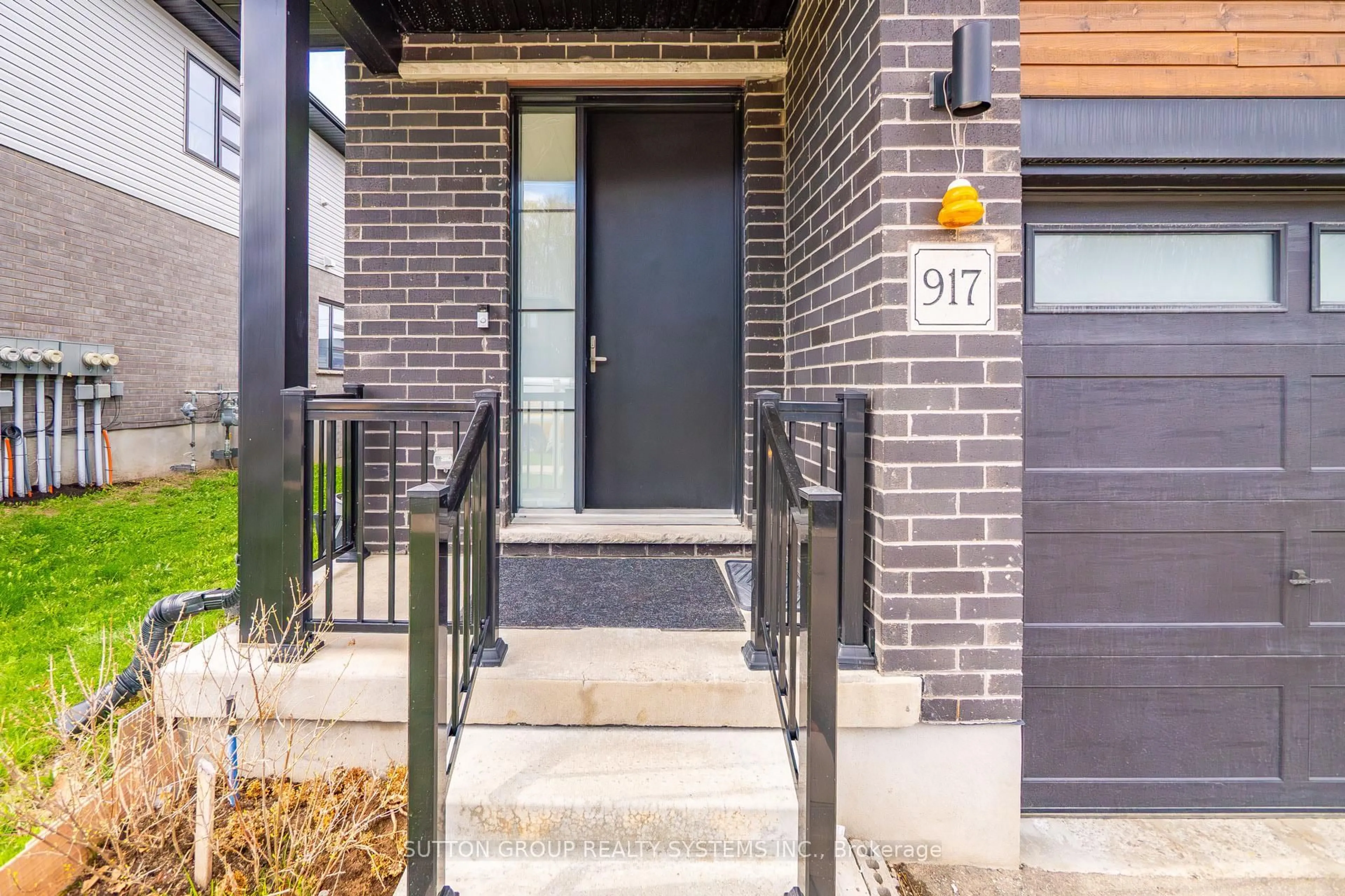 Unknown for 917 Robert Ferrie Dr, Kitchener Ontario N2R 0P2