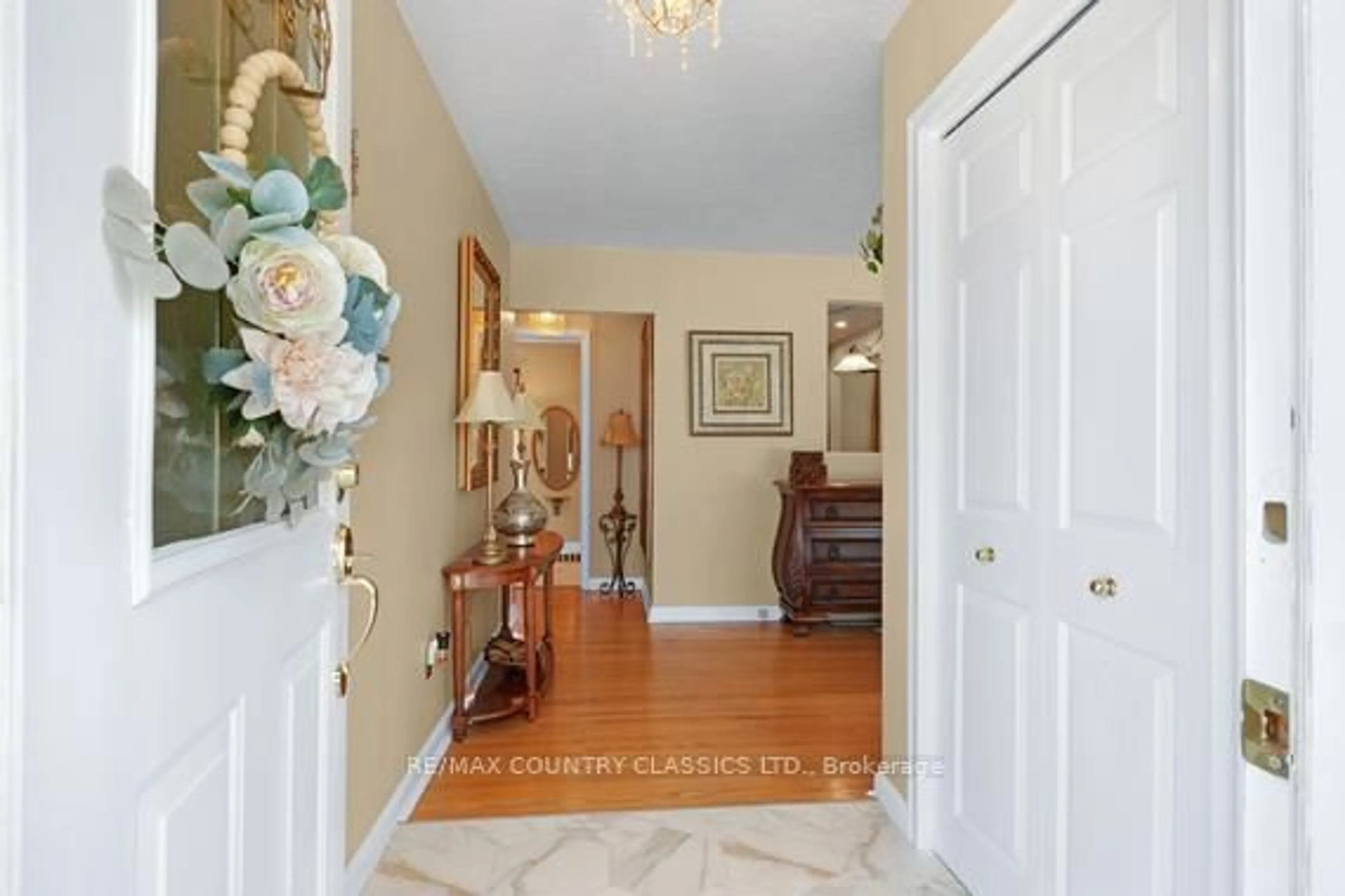 Indoor entryway for 152 Bridge St, Bancroft Ontario K0L 1C0