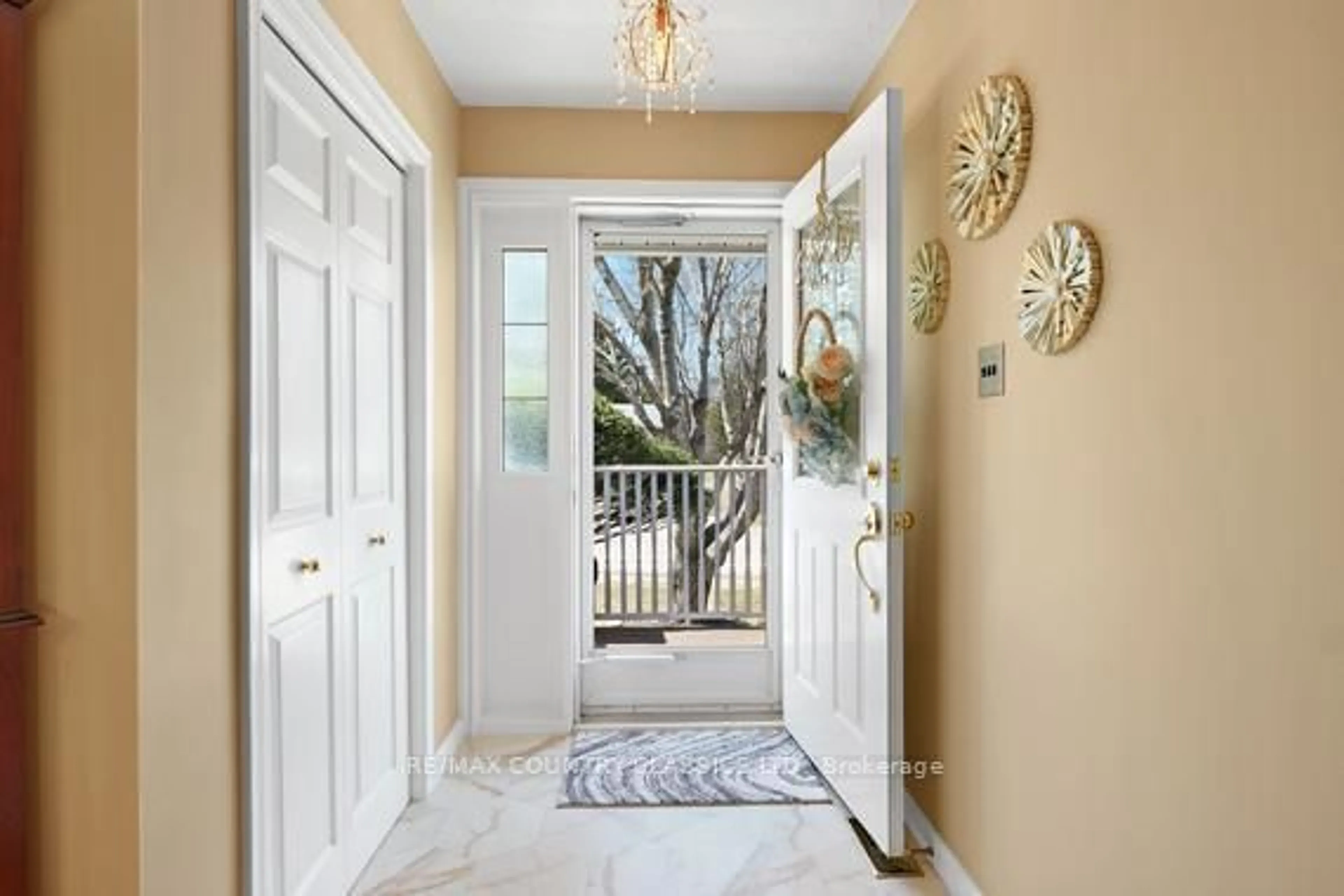 Indoor entryway for 152 Bridge St, Bancroft Ontario K0L 1C0