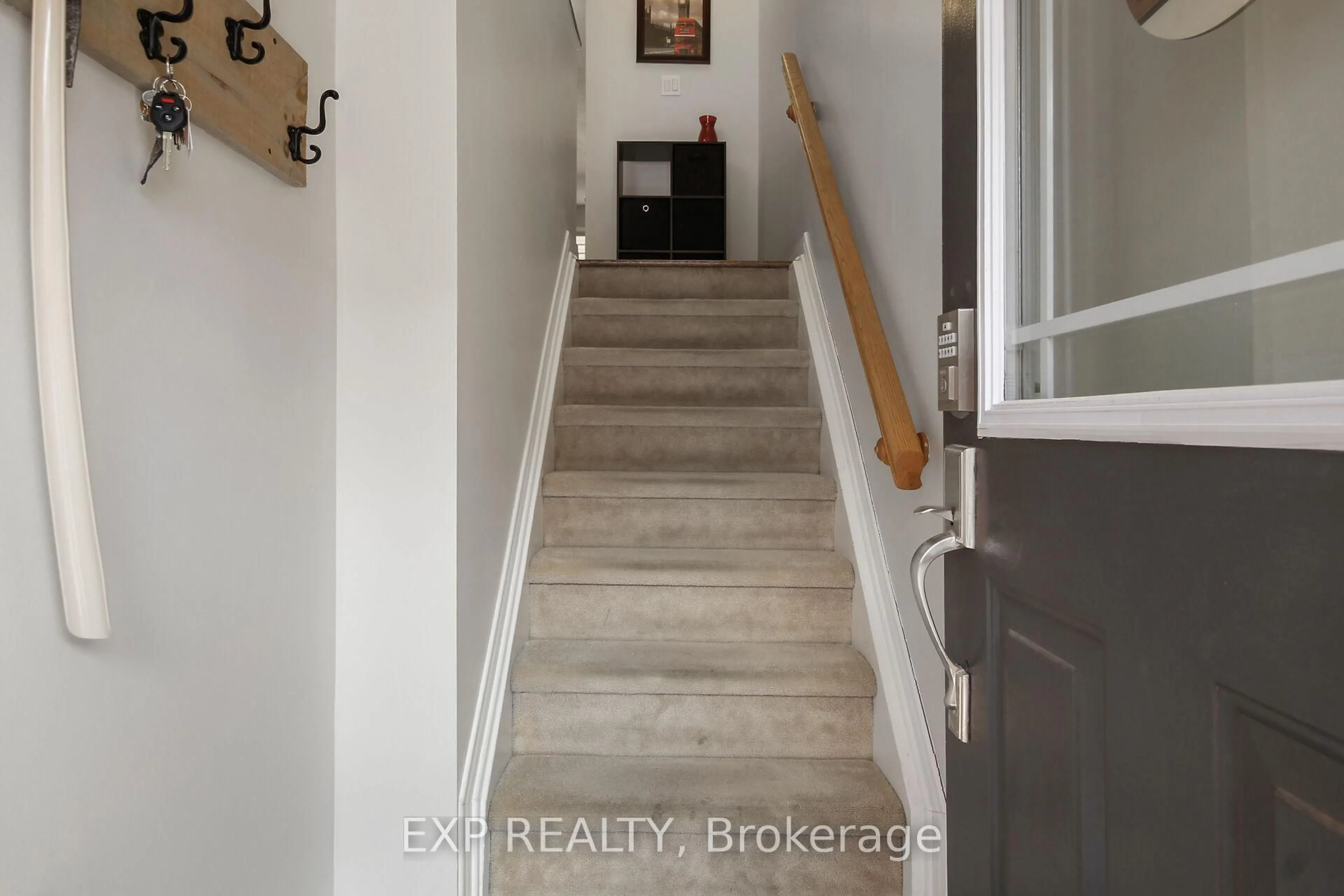 Indoor entryway for 321 Wiffen Private, Ottawa Ontario K2H 1G3