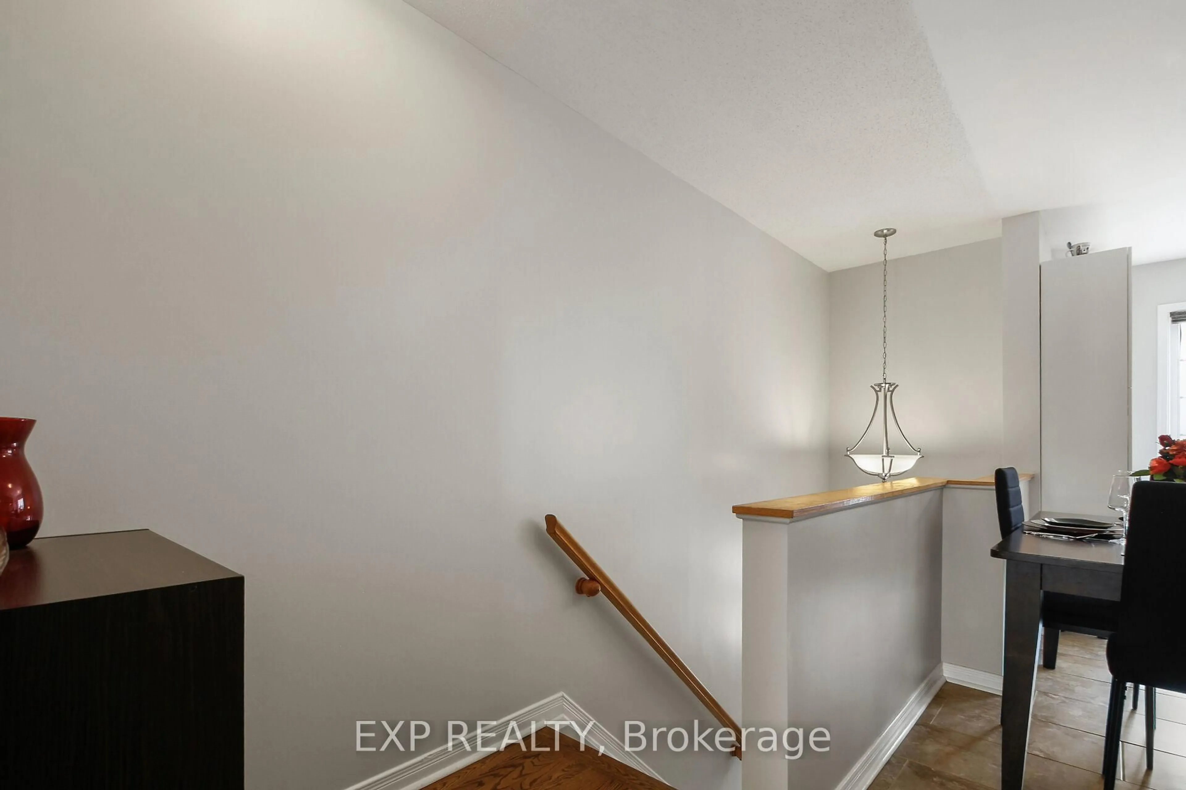 Indoor entryway for 321 Wiffen Private, Ottawa Ontario K2H 1G3