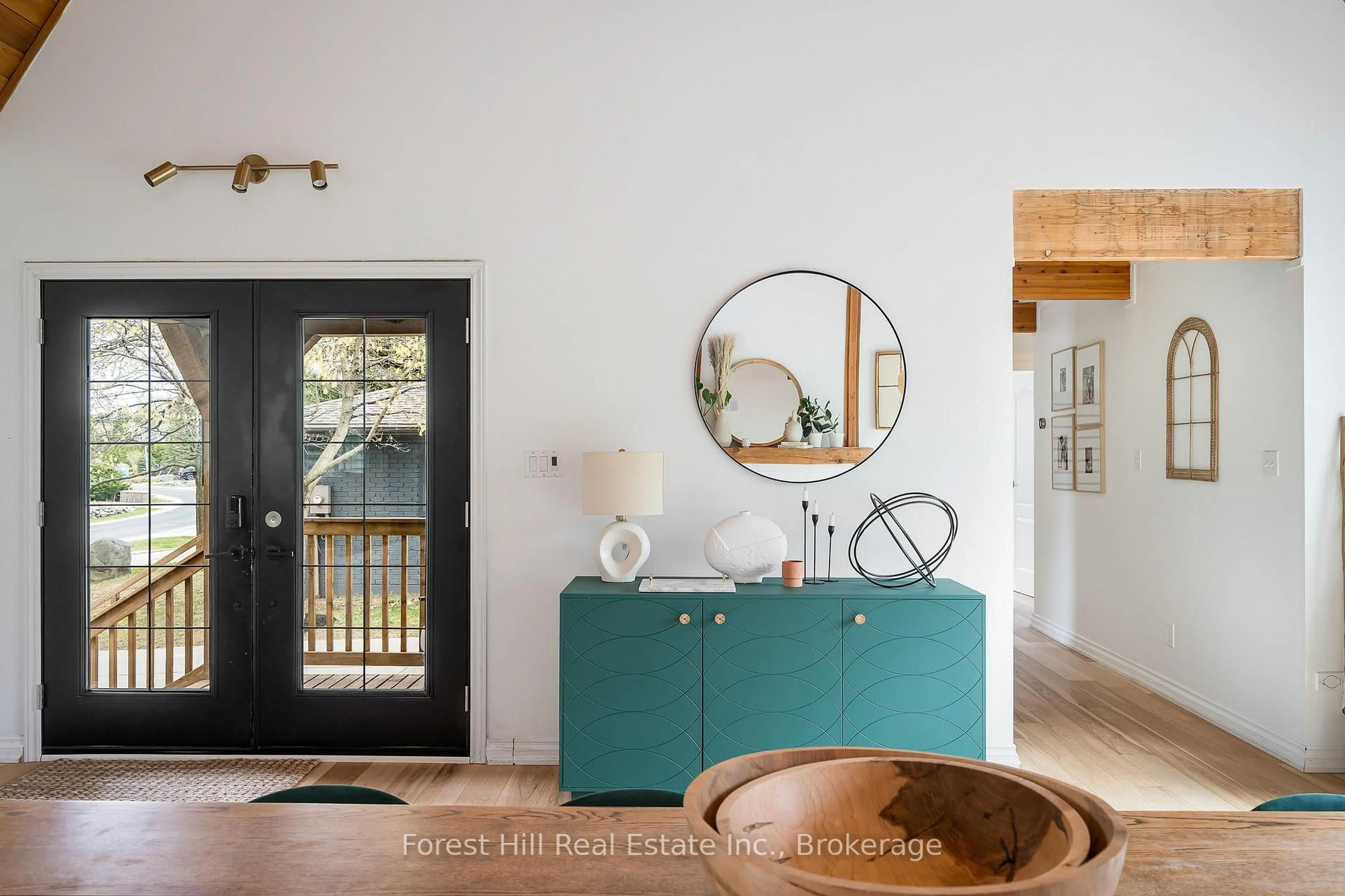 Indoor entryway for 144 Brooker Blvd, Blue Mountains Ontario L9Y 0L4