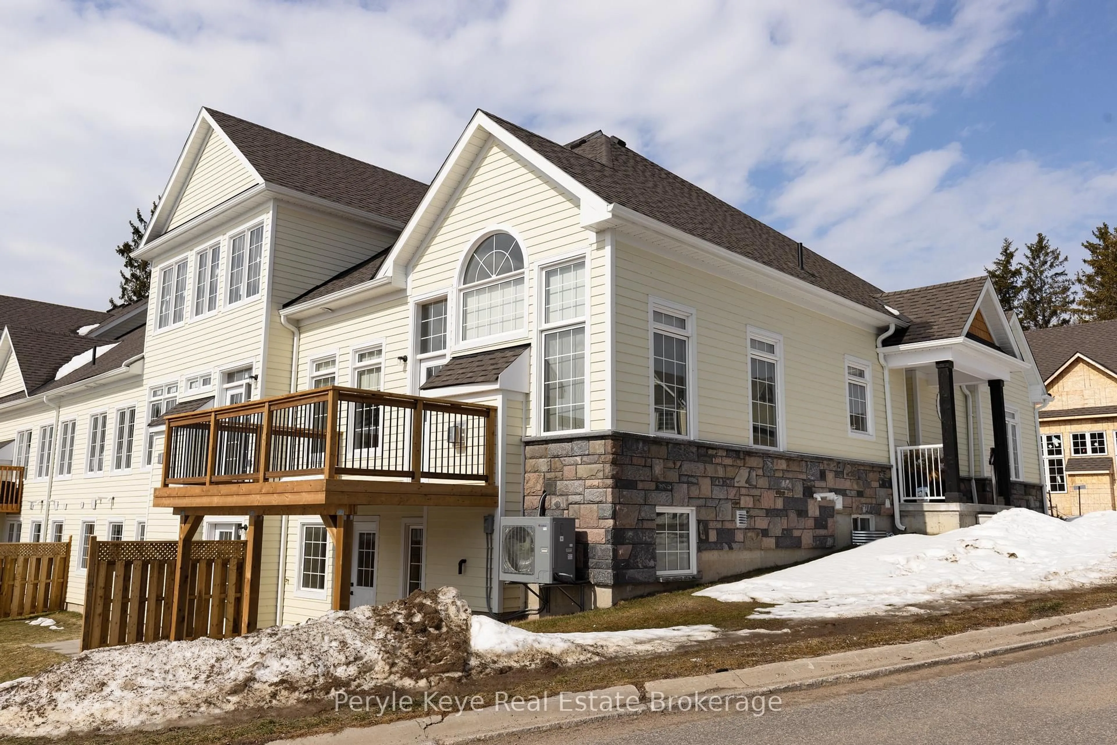 Home with vinyl exterior material, unknown for 2 Leeds Crt, Bracebridge Ontario P1L 0B7