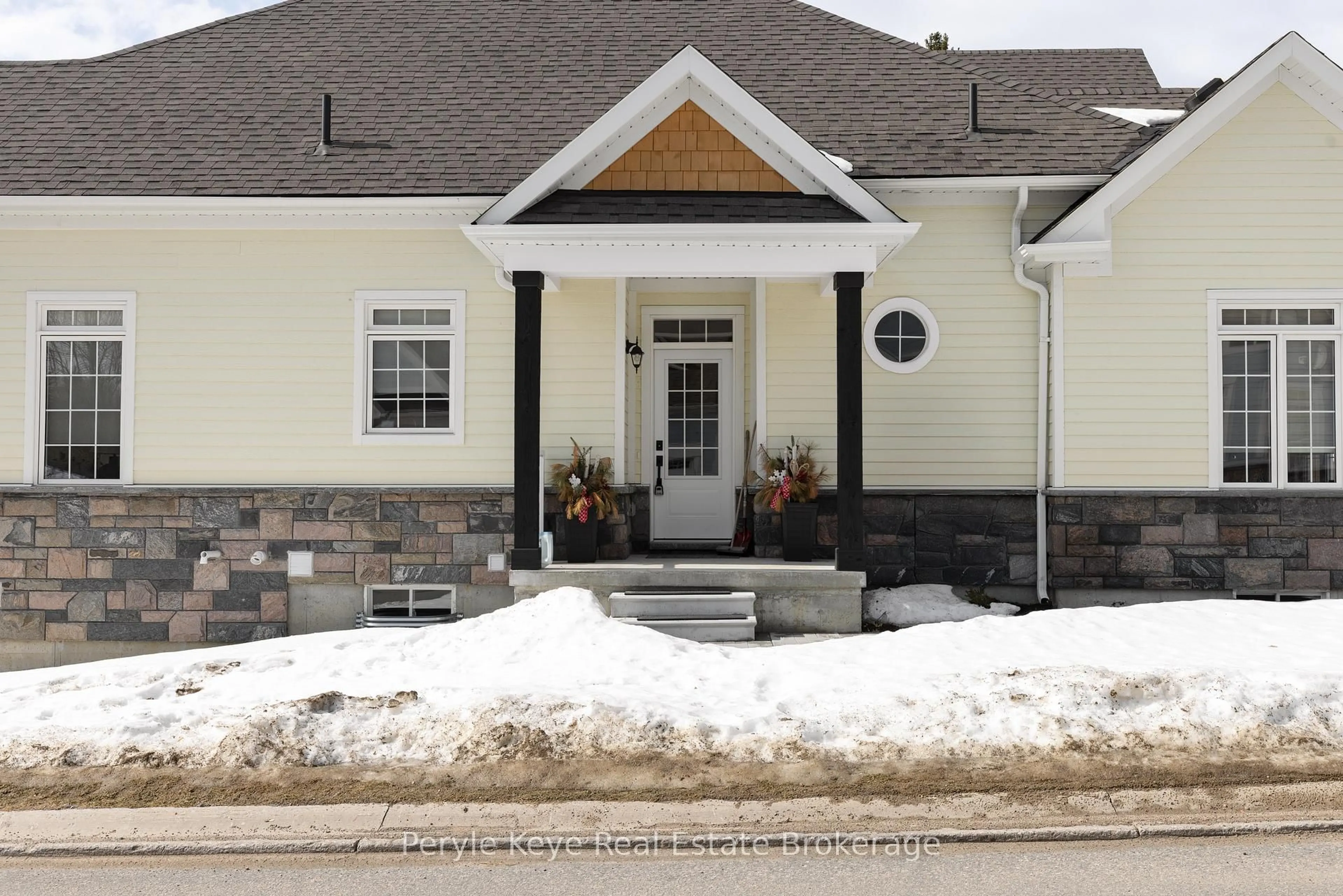 Unknown for 2 Leeds Crt, Bracebridge Ontario P1L 0B7