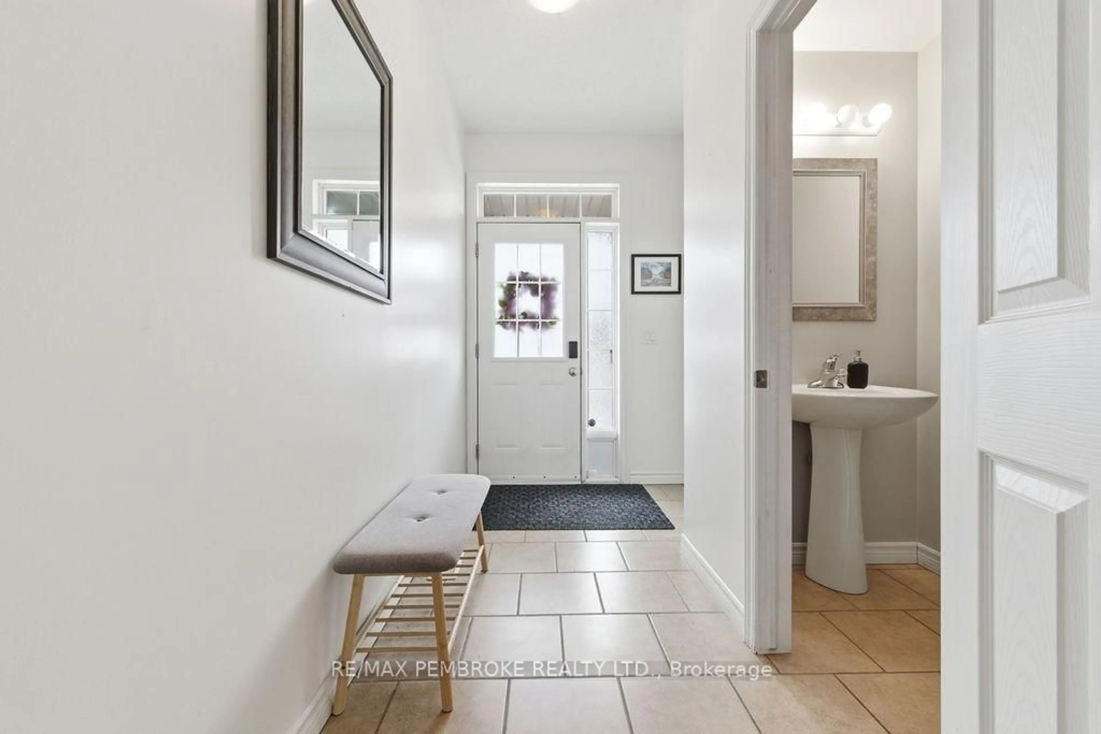 Indoor entryway for 843 Newmarket Lane, Kingston Ontario K7K 0C8