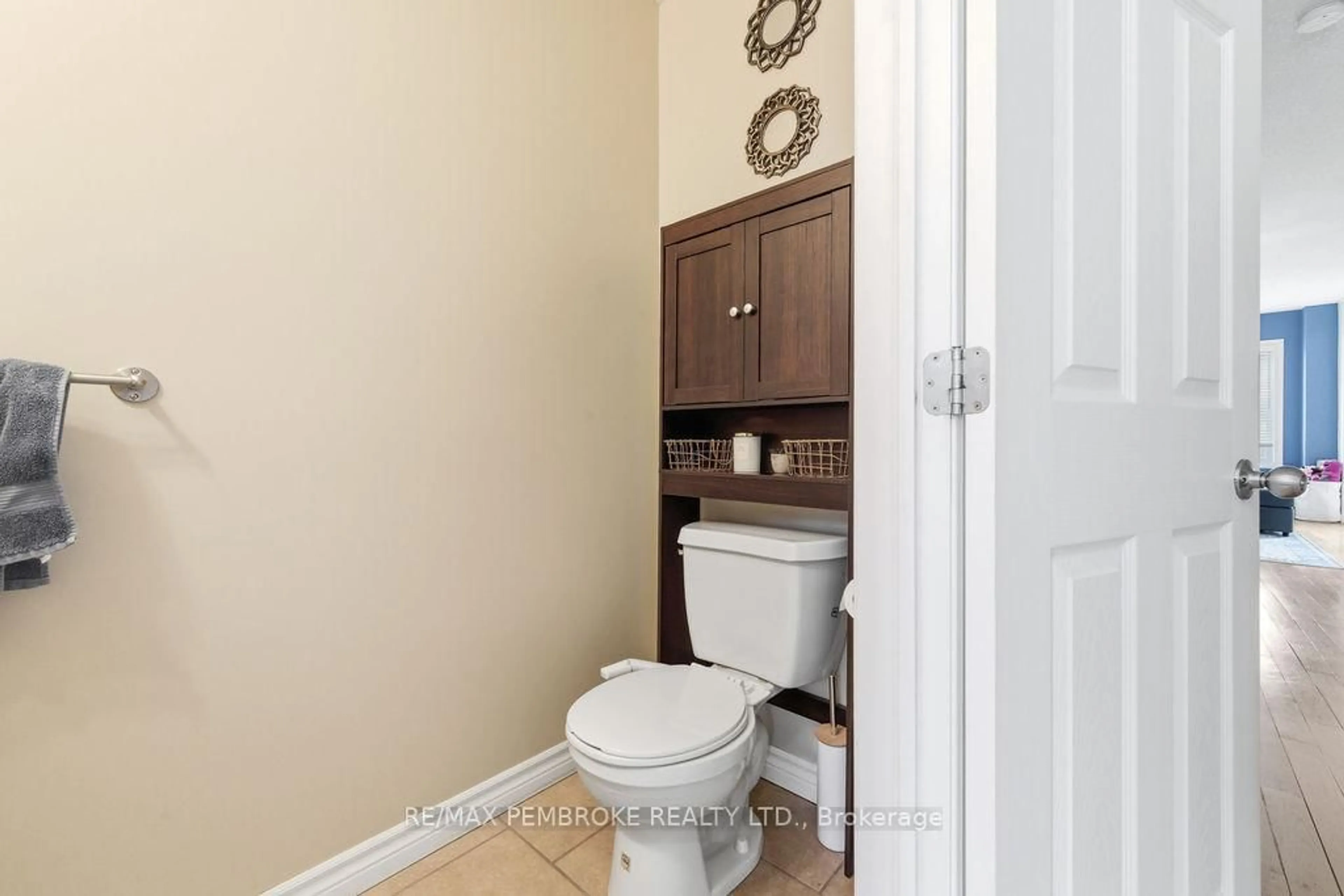 Standard bathroom, ceramic/tile floor for 843 Newmarket Lane, Kingston Ontario K7K 0C8