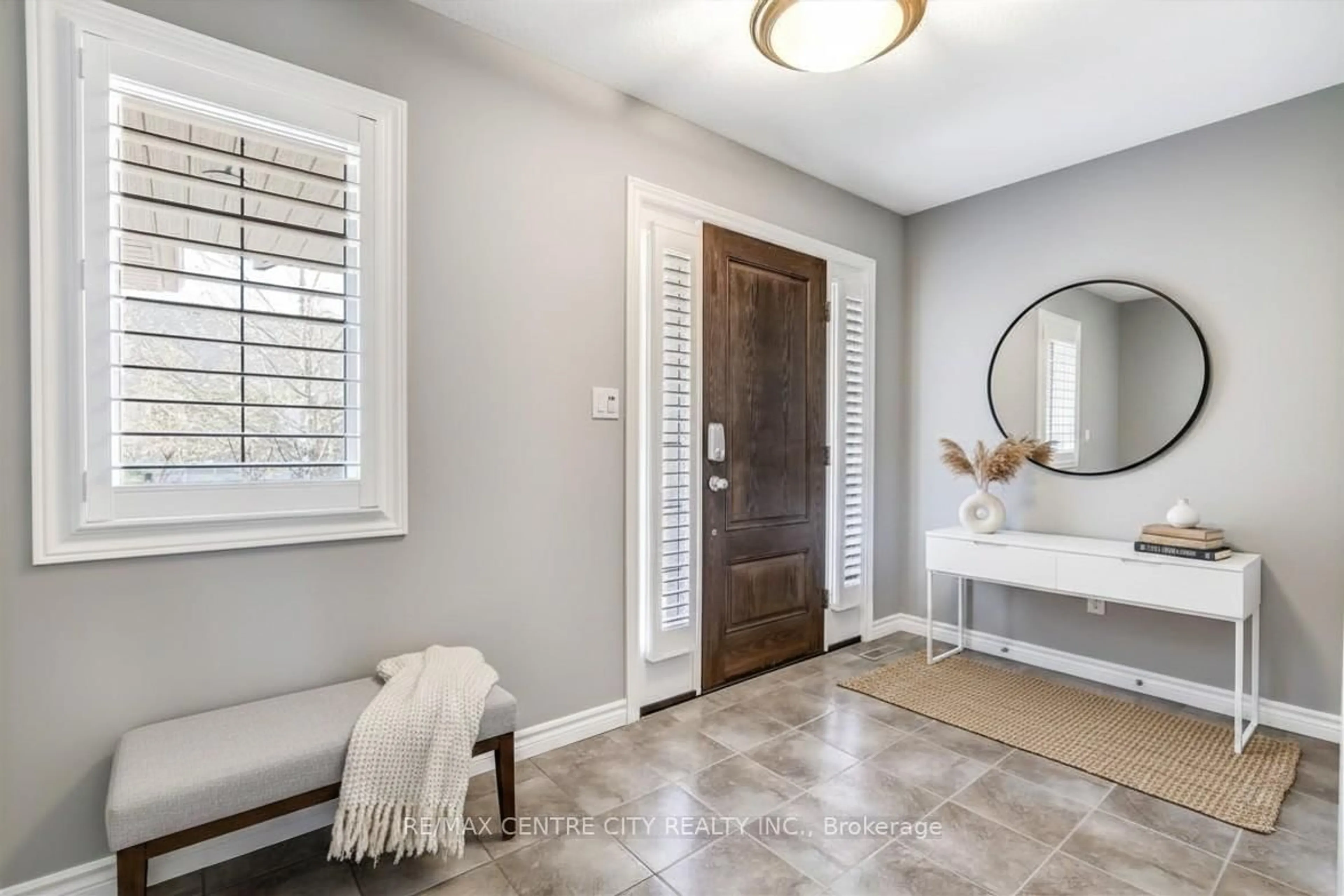 Indoor entryway for 120 Southgate Pkwy #5, St. Thomas Ontario N5R 0C7