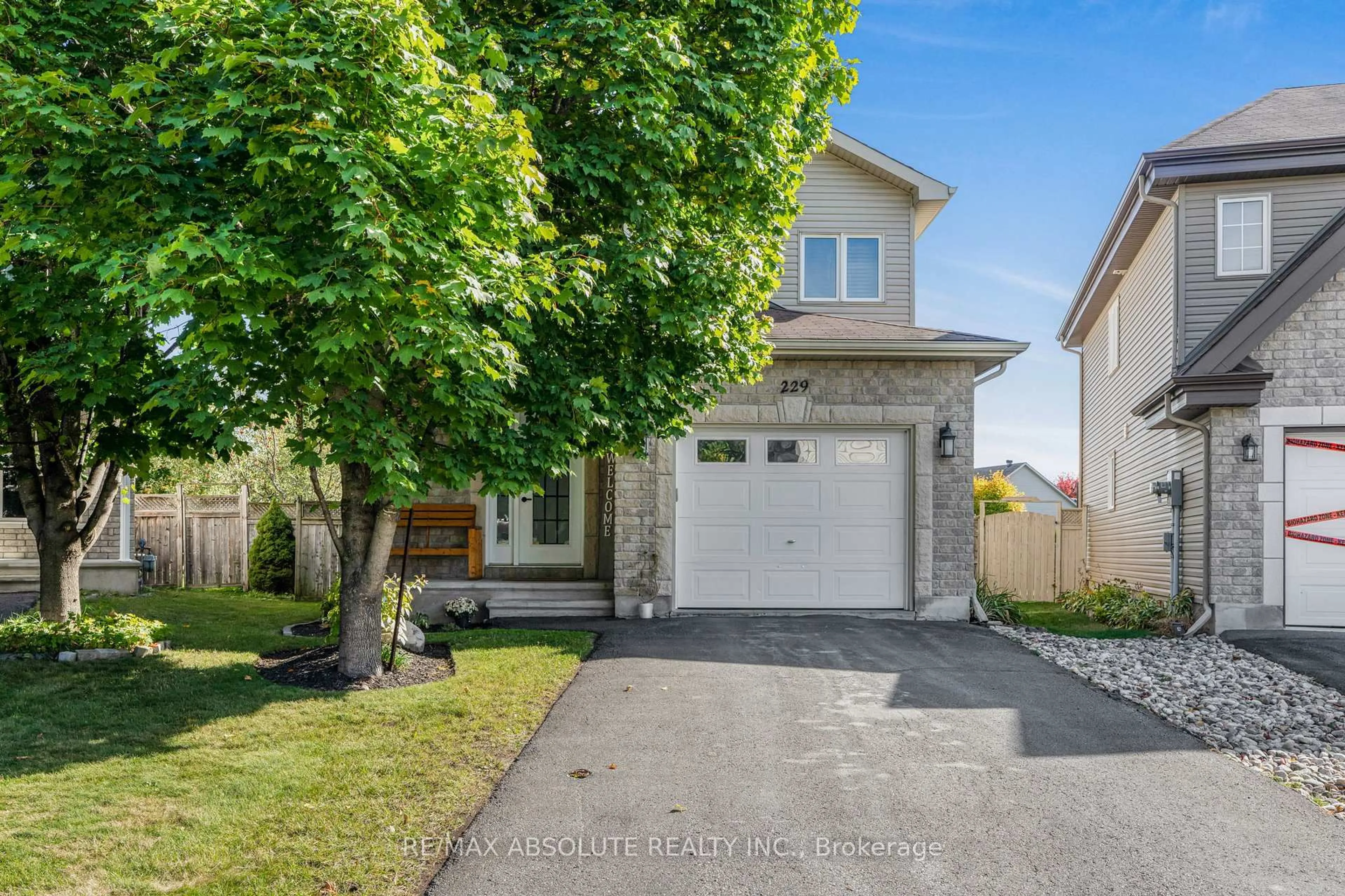 A pic from outside/outdoor area/front of a property/back of a property/a pic from drone, street for 229 Mica Cres, Clarence-Rockland Ontario K4K 0E3