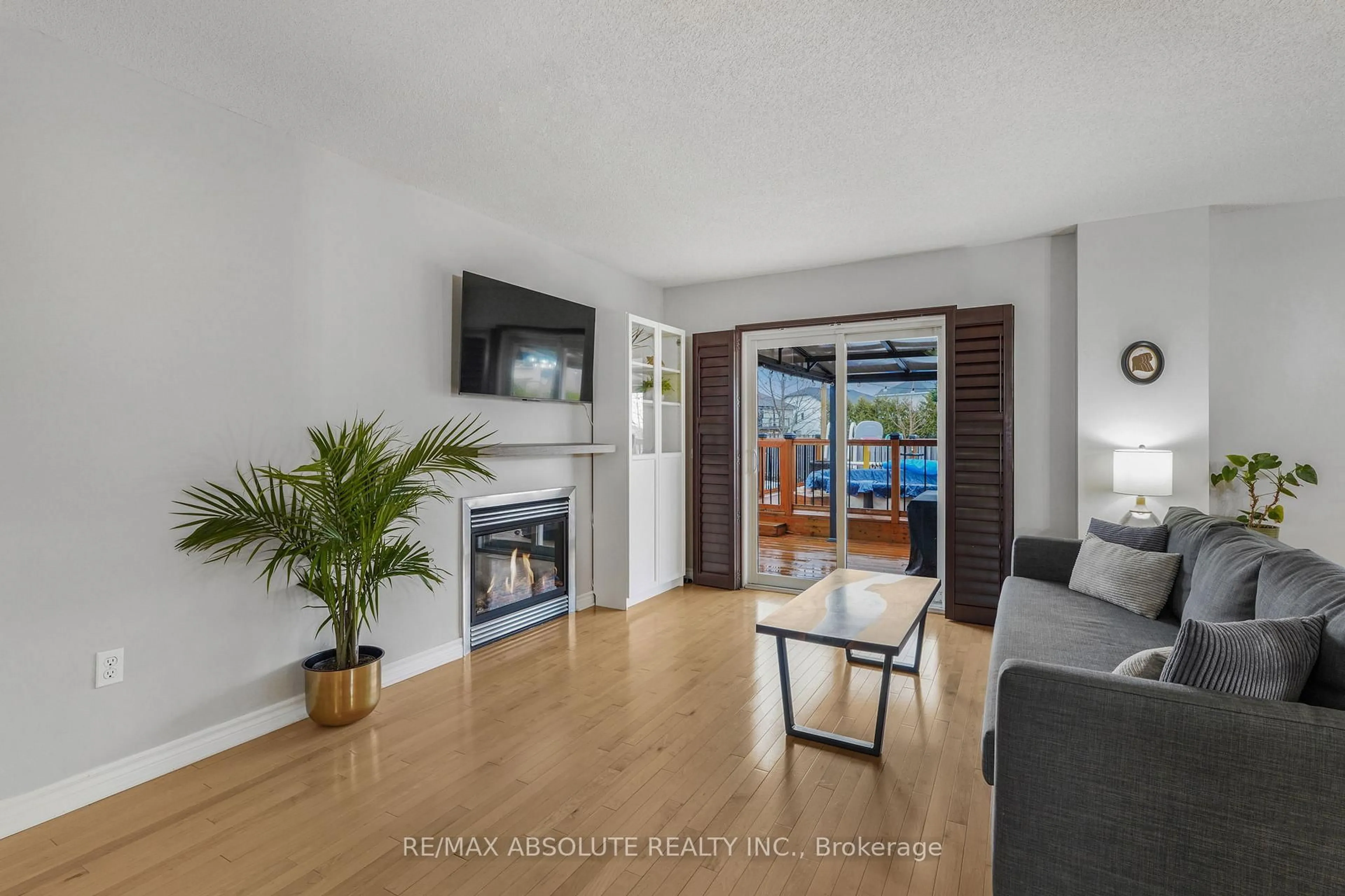 Living room with furniture, wood/laminate floor for 229 Mica Cres, Clarence-Rockland Ontario K4K 0E3