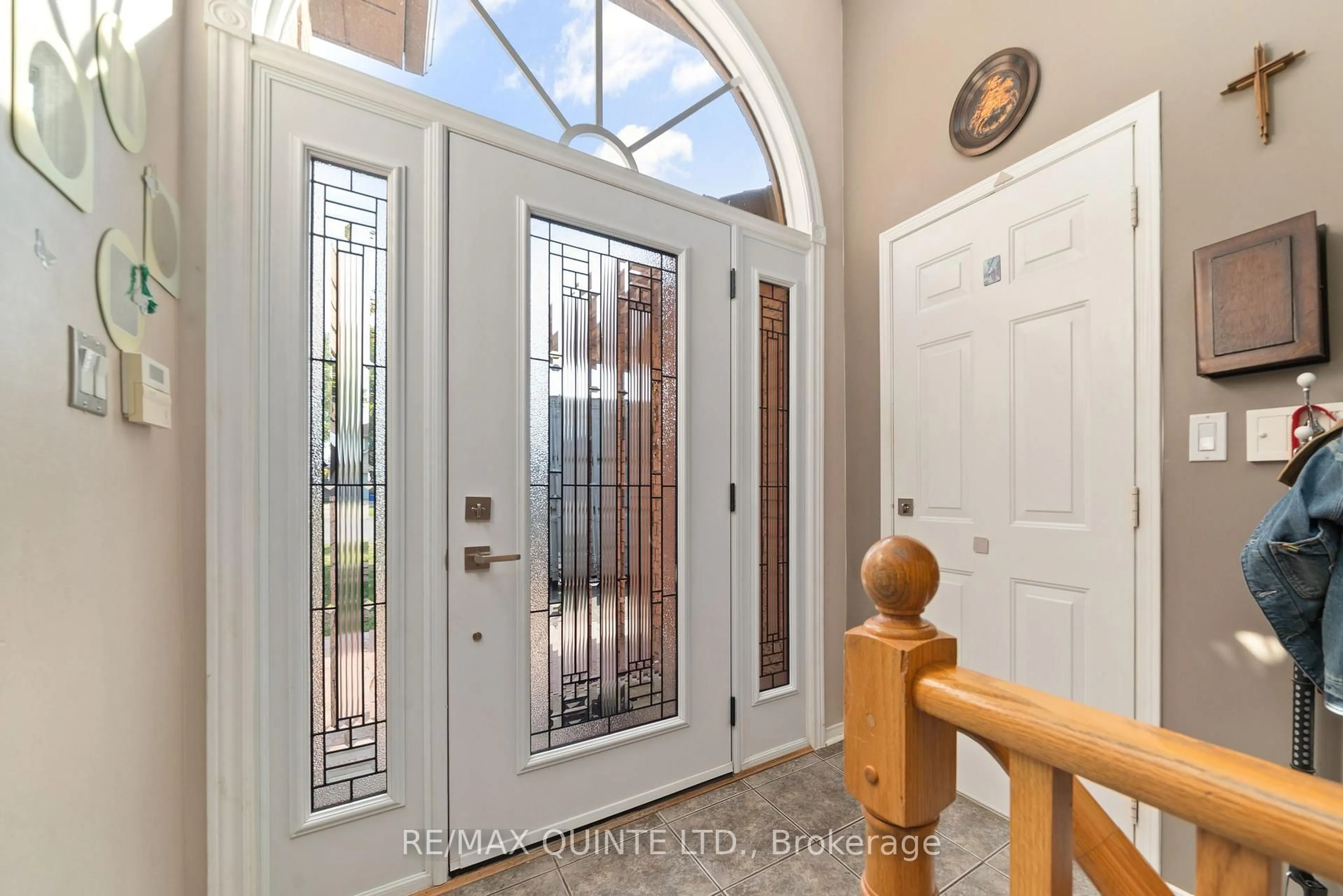 Indoor entryway for 2 Marchmont Pl, Belleville Ontario K8P 5E4