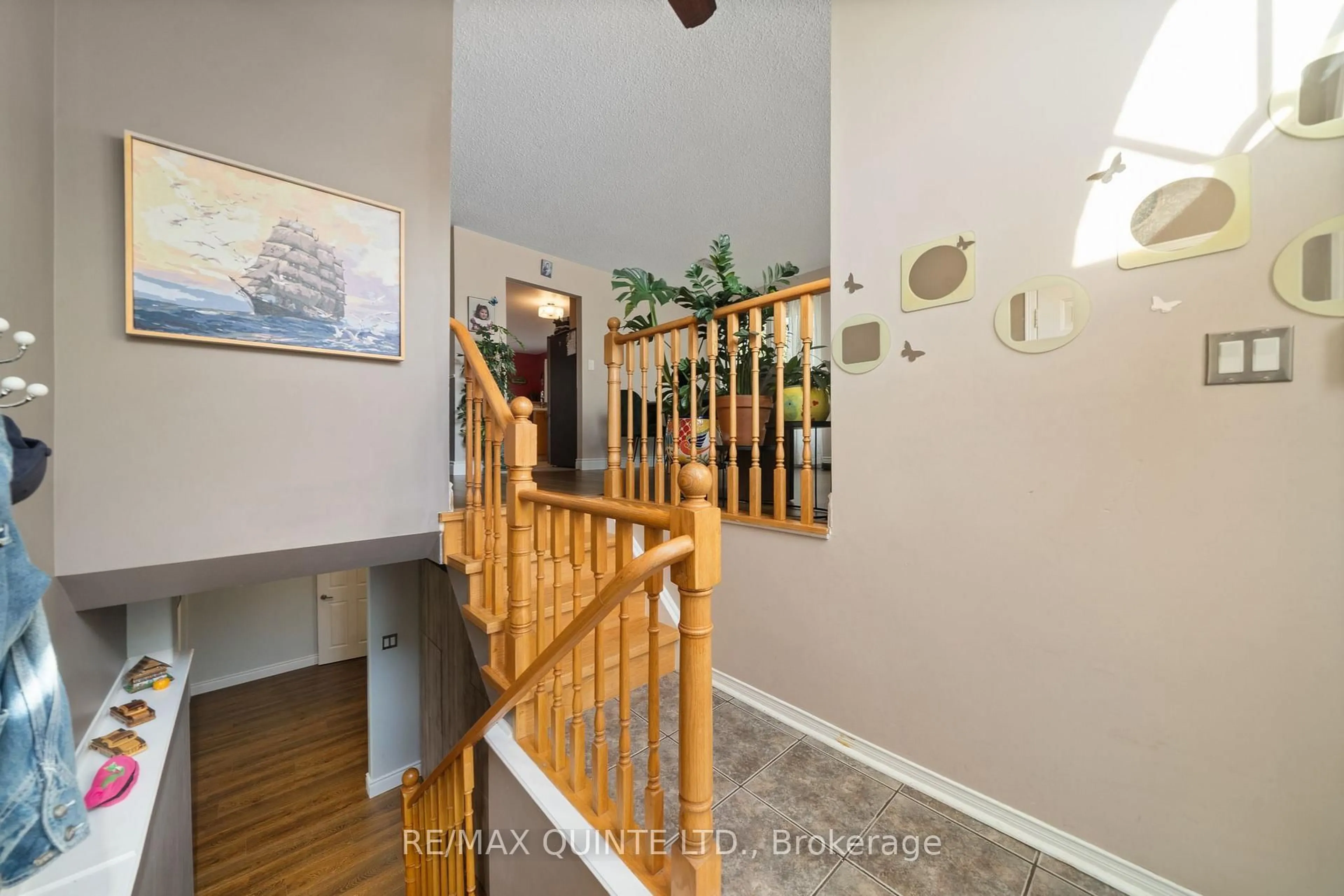 Indoor entryway for 2 Marchmont Pl, Belleville Ontario K8P 5E4