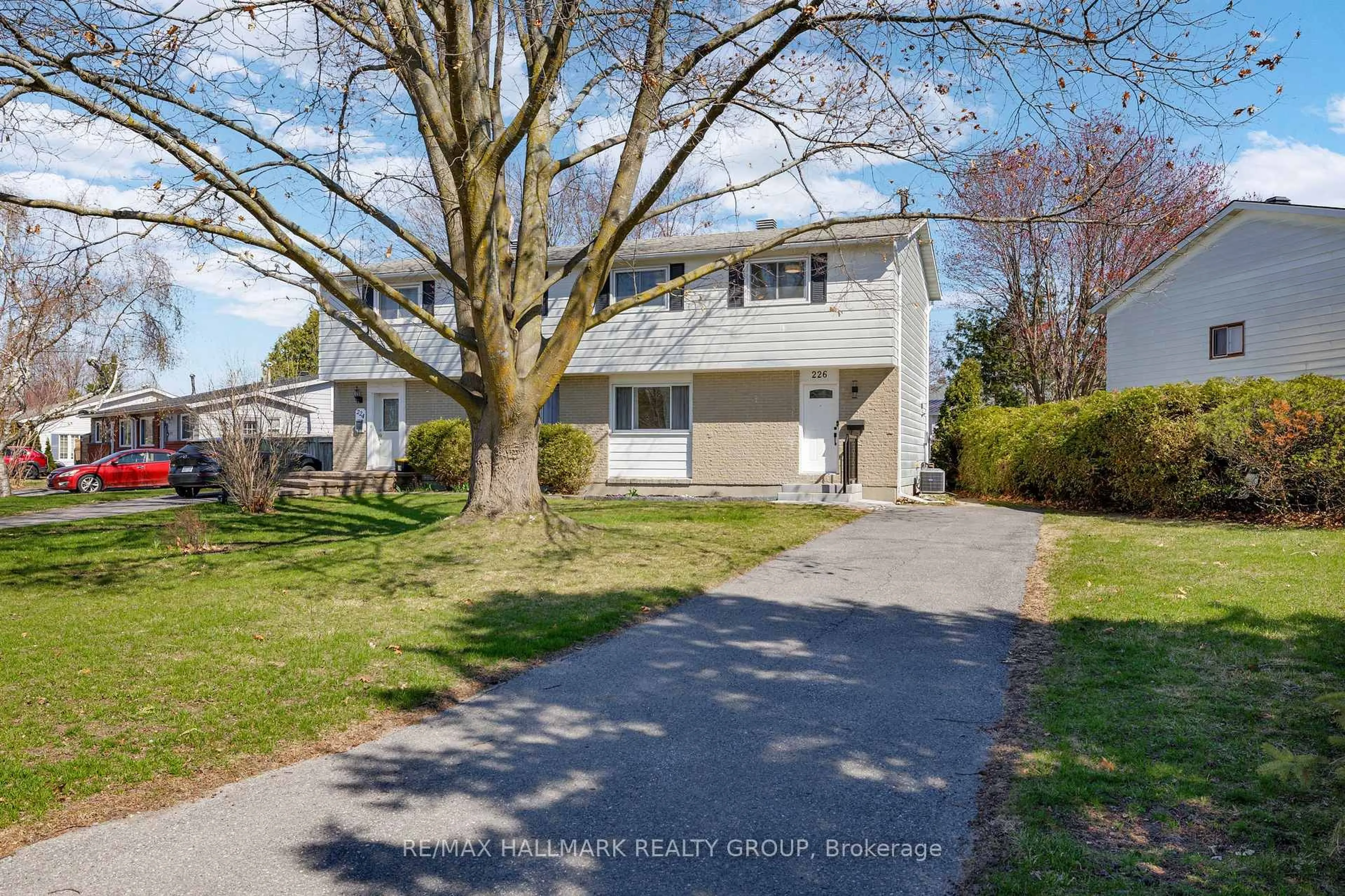 A pic from outside/outdoor area/front of a property/back of a property/a pic from drone, street for 226 Old Colony Rd, Ottawa Ontario K2L 1M7