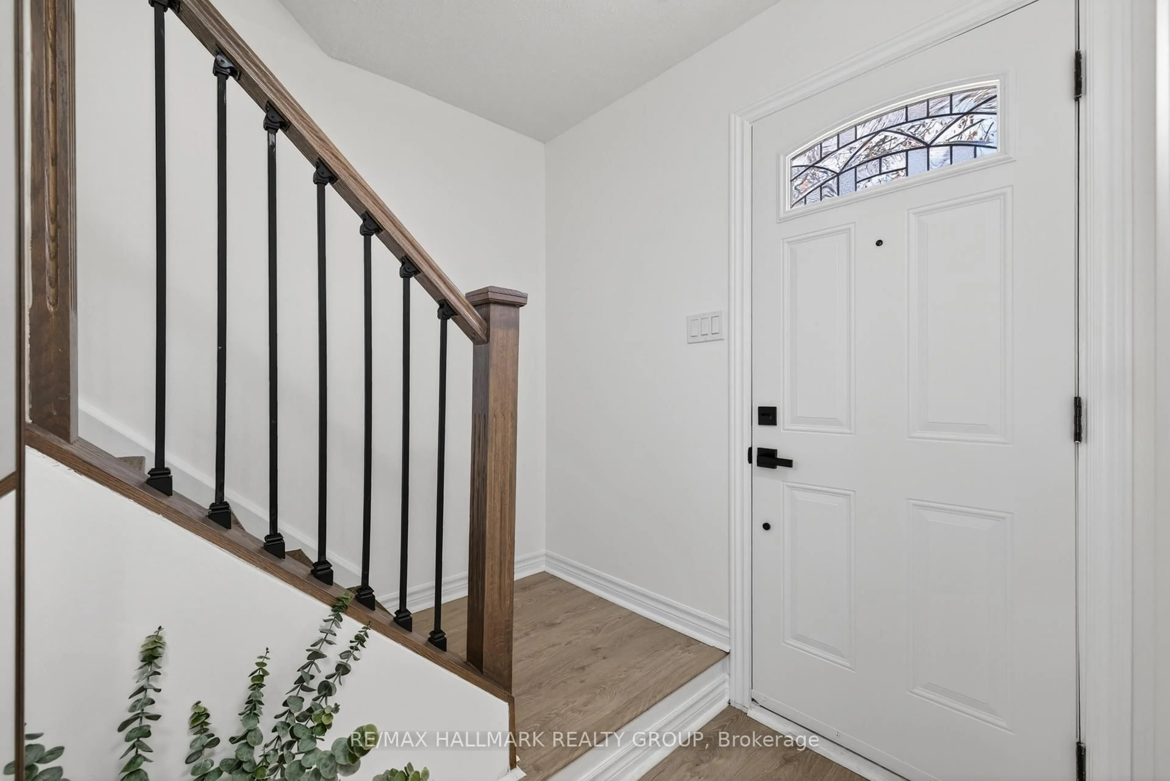 Indoor entryway for 226 Old Colony Rd, Ottawa Ontario K2L 1M7