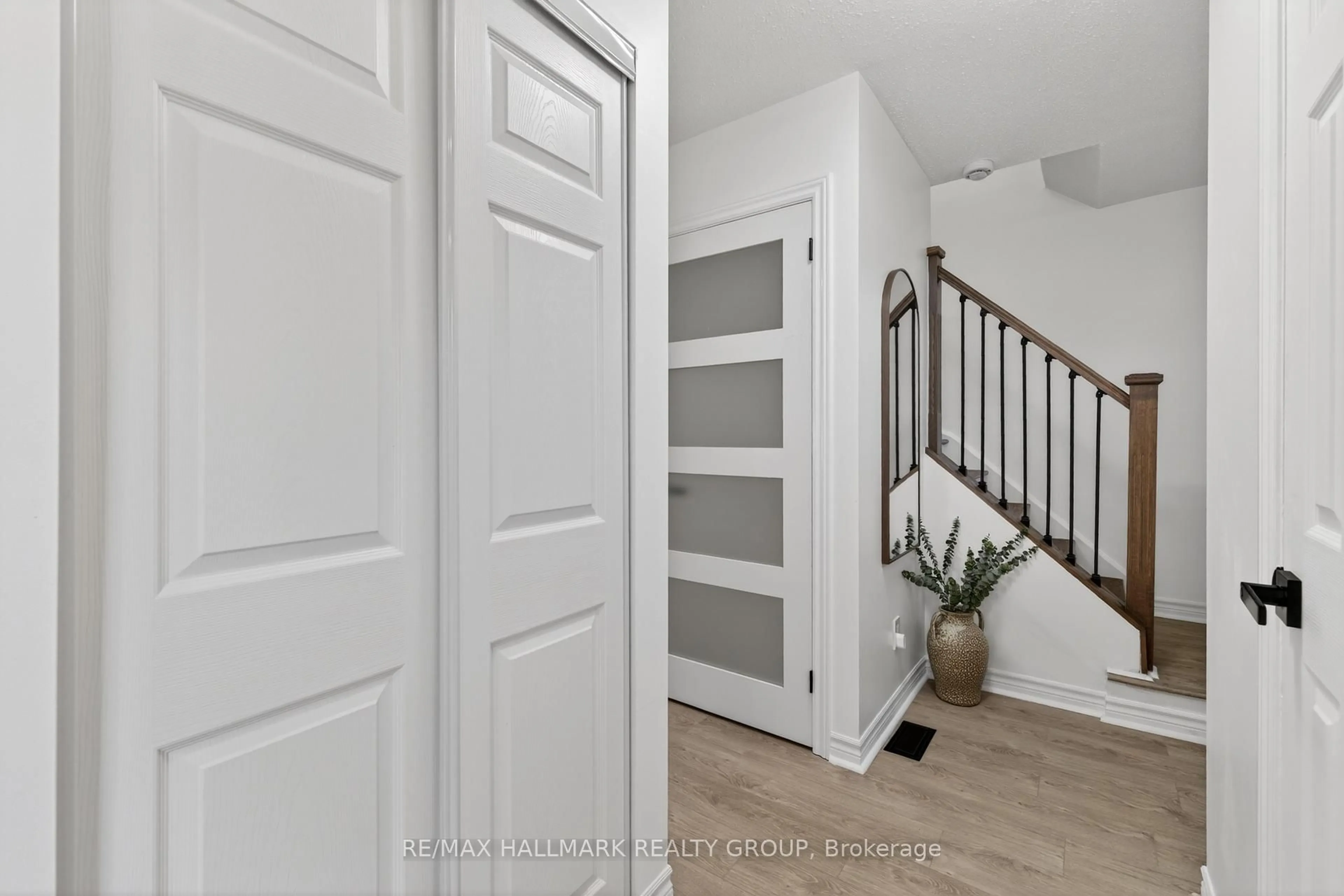 Indoor entryway for 226 Old Colony Rd, Ottawa Ontario K2L 1M7