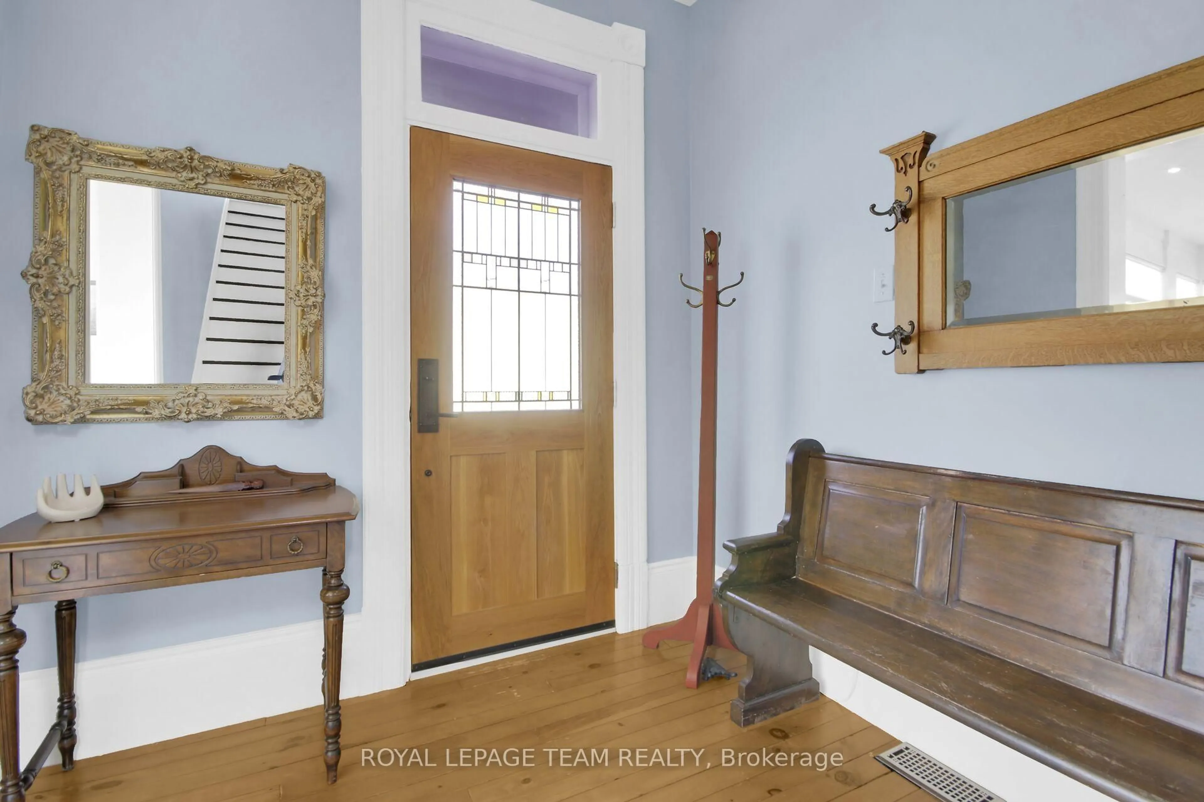 Indoor entryway for 154 Lake Ave, Carleton Place Ontario K7C 1J8