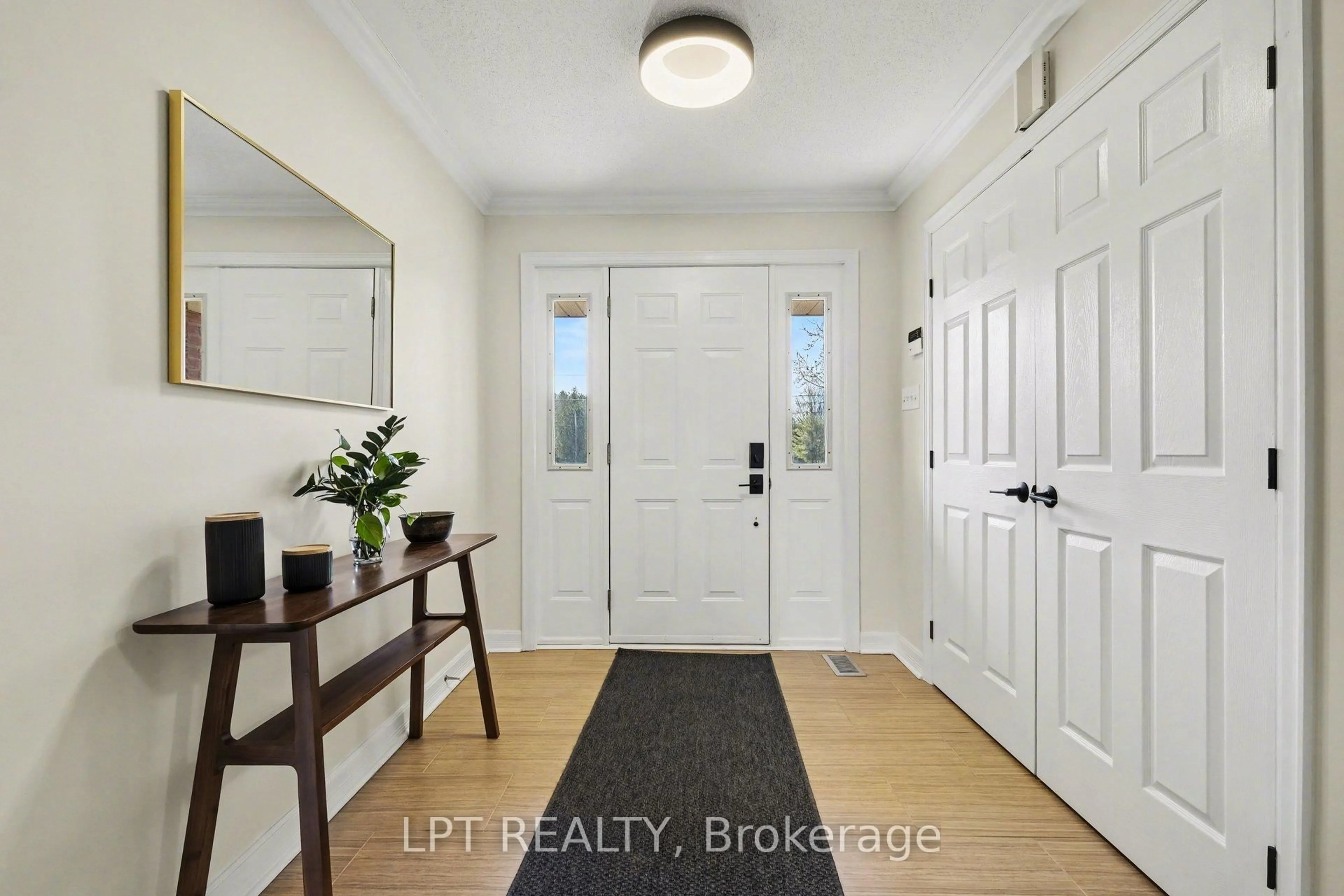 Indoor entryway for 8297 Nashdale Dr, Metcalfe Ontario K0A 2P0