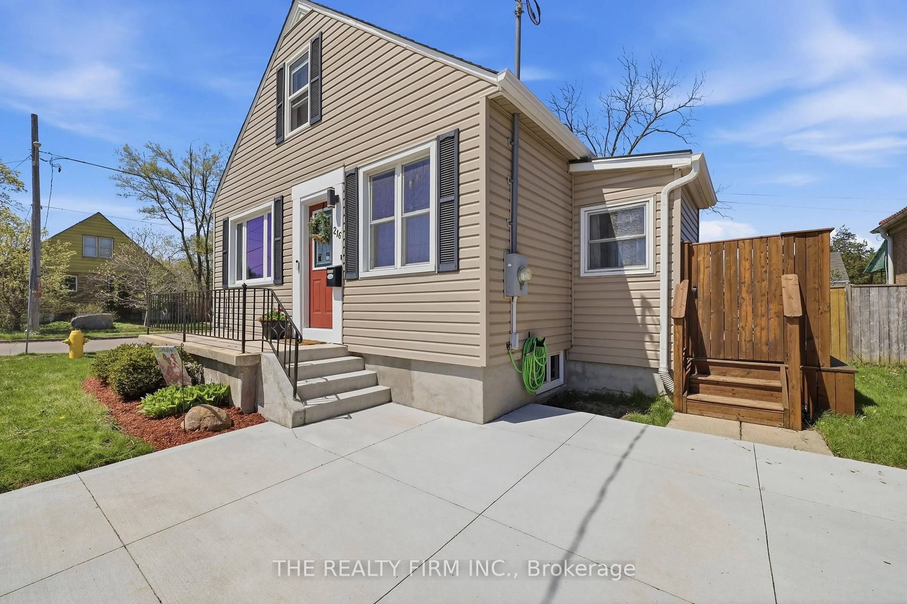 Home with vinyl exterior material, street for 216 Thompson Rd, London South Ontario N5Z 2Z1