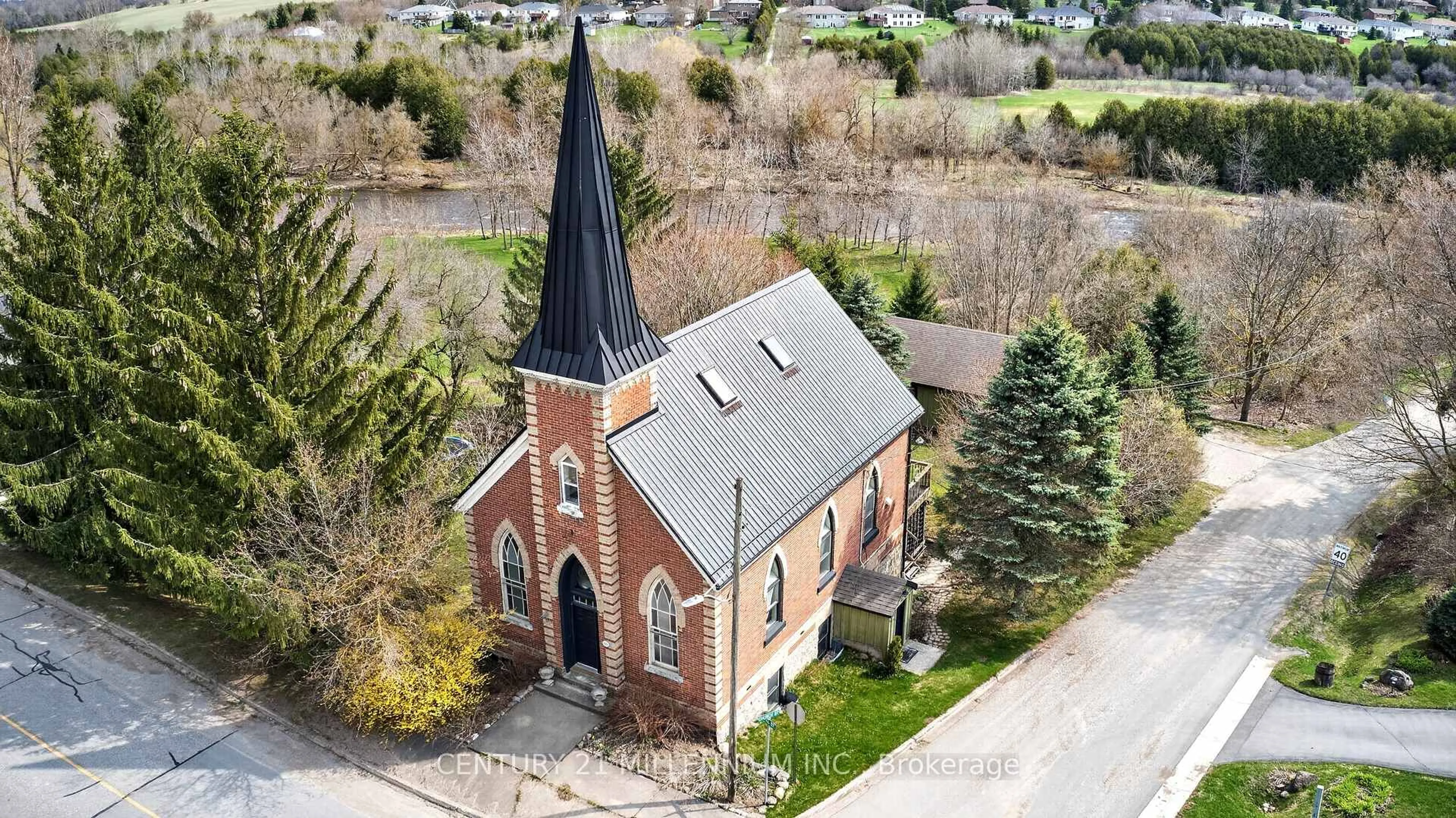 A pic from outside/outdoor area/front of a property/back of a property/a pic from drone, building for 10 Mill St, Amaranth Ontario L9W 3Z3
