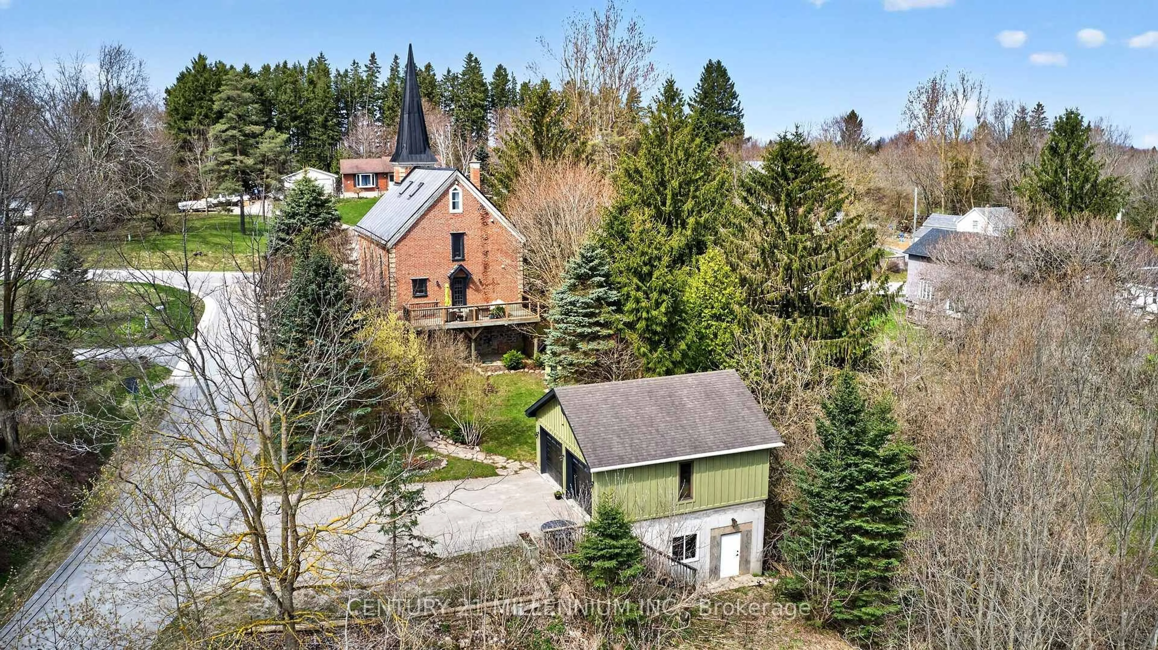 A pic from outside/outdoor area/front of a property/back of a property/a pic from drone, building for 10 Mill St, Amaranth Ontario L9W 3Z3