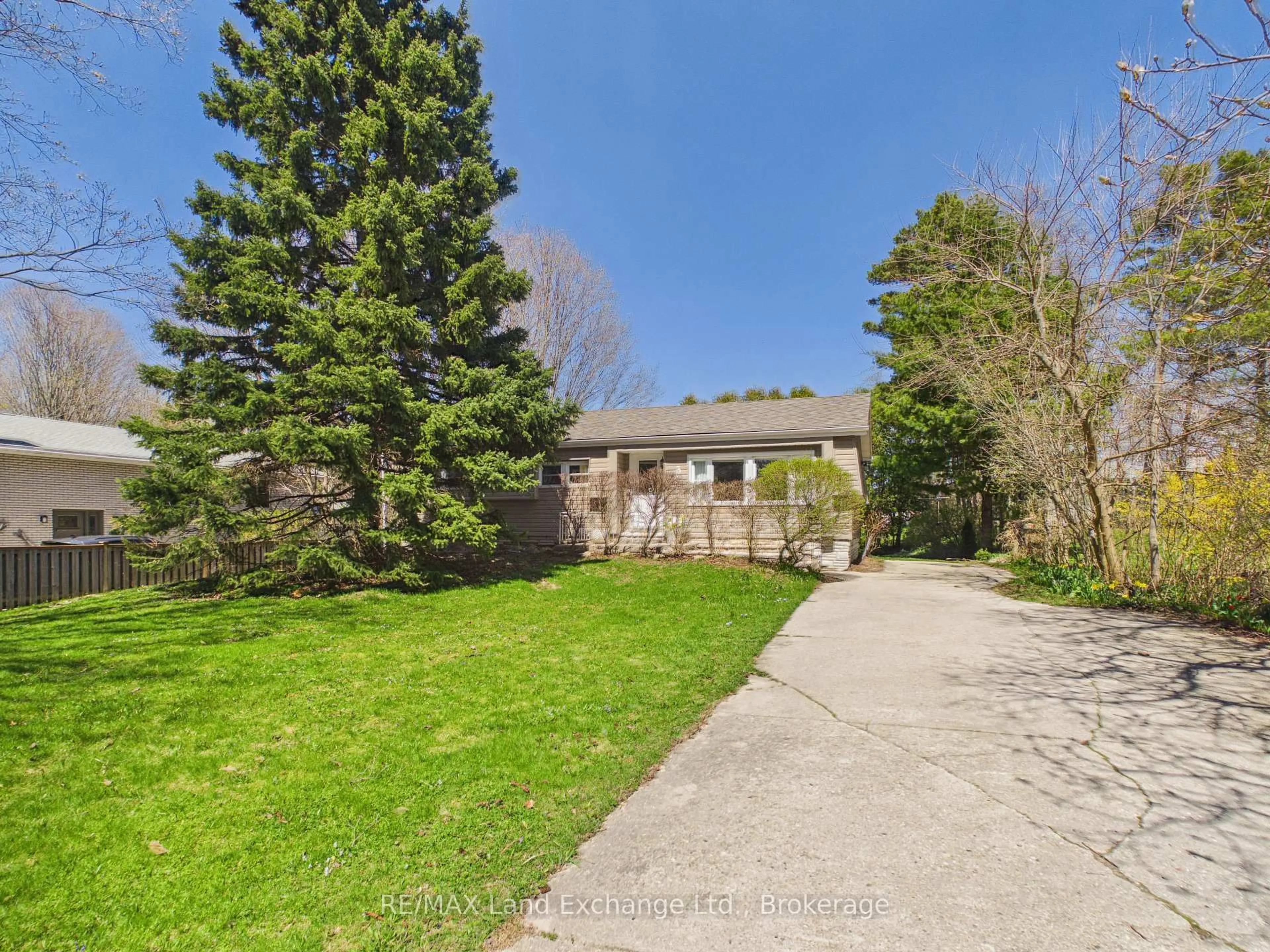 A pic from outside/outdoor area/front of a property/back of a property/a pic from drone, street for 381 Nelson St, Kincardine Ontario N2Z 1X7