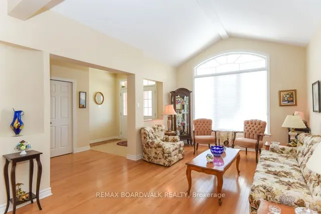 1861 Mickelberry Cres, Orleans 4