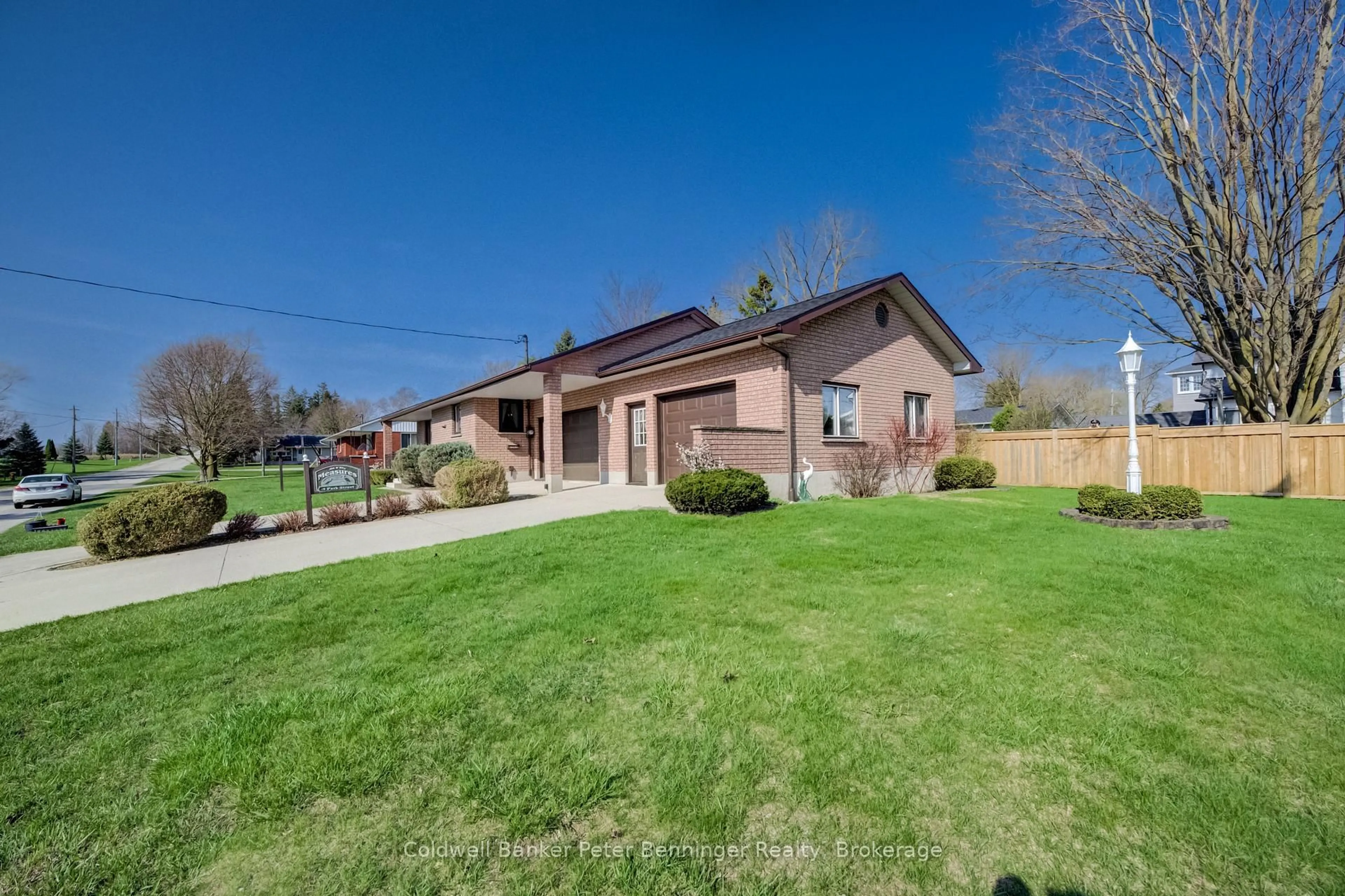 A pic from outside/outdoor area/front of a property/back of a property/a pic from drone, street for 4 Park St St, Minto Ontario N0G 1M0