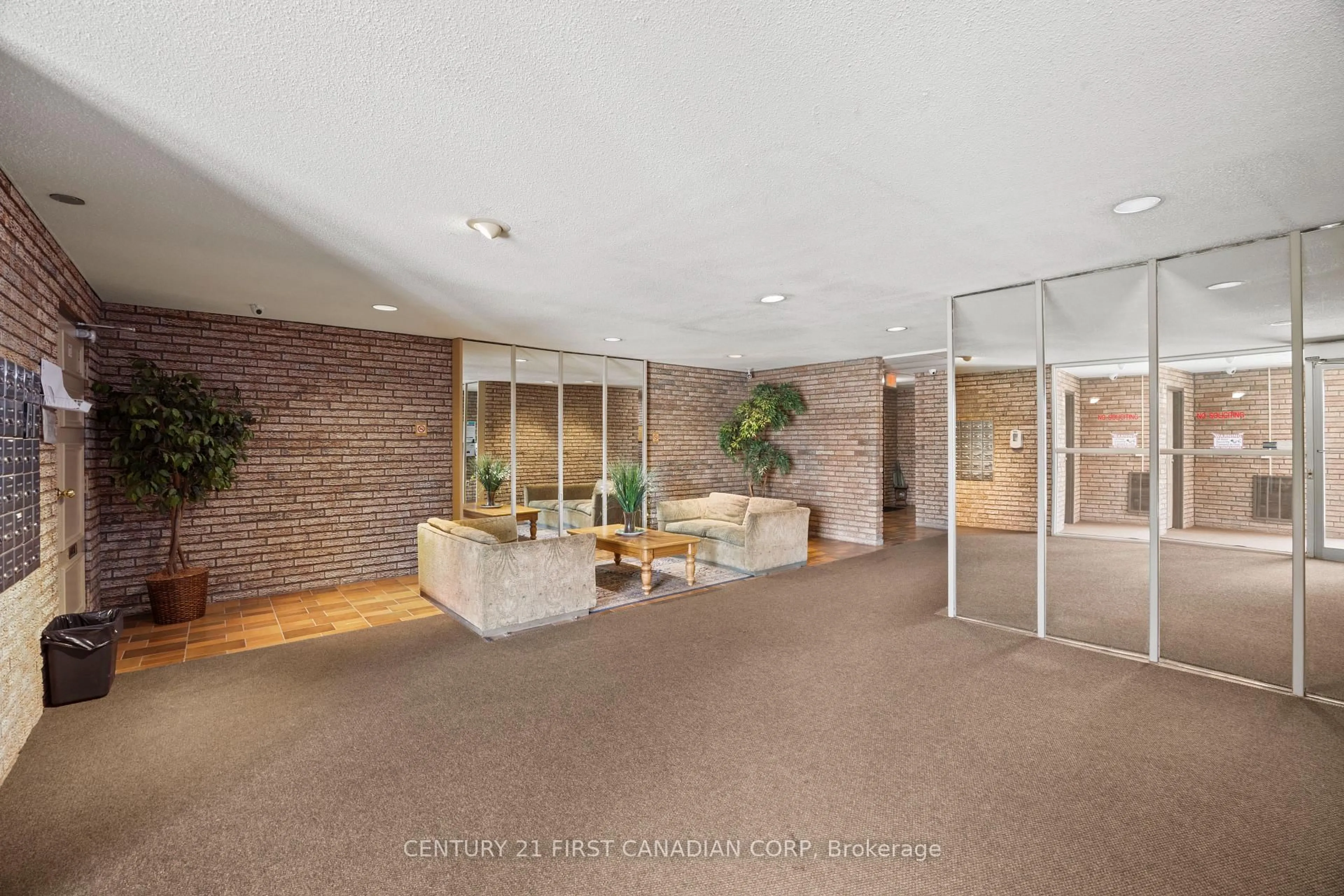 Indoor foyer for 1104 Jalna Blvd #504, London South Ontario N6E 2S6
