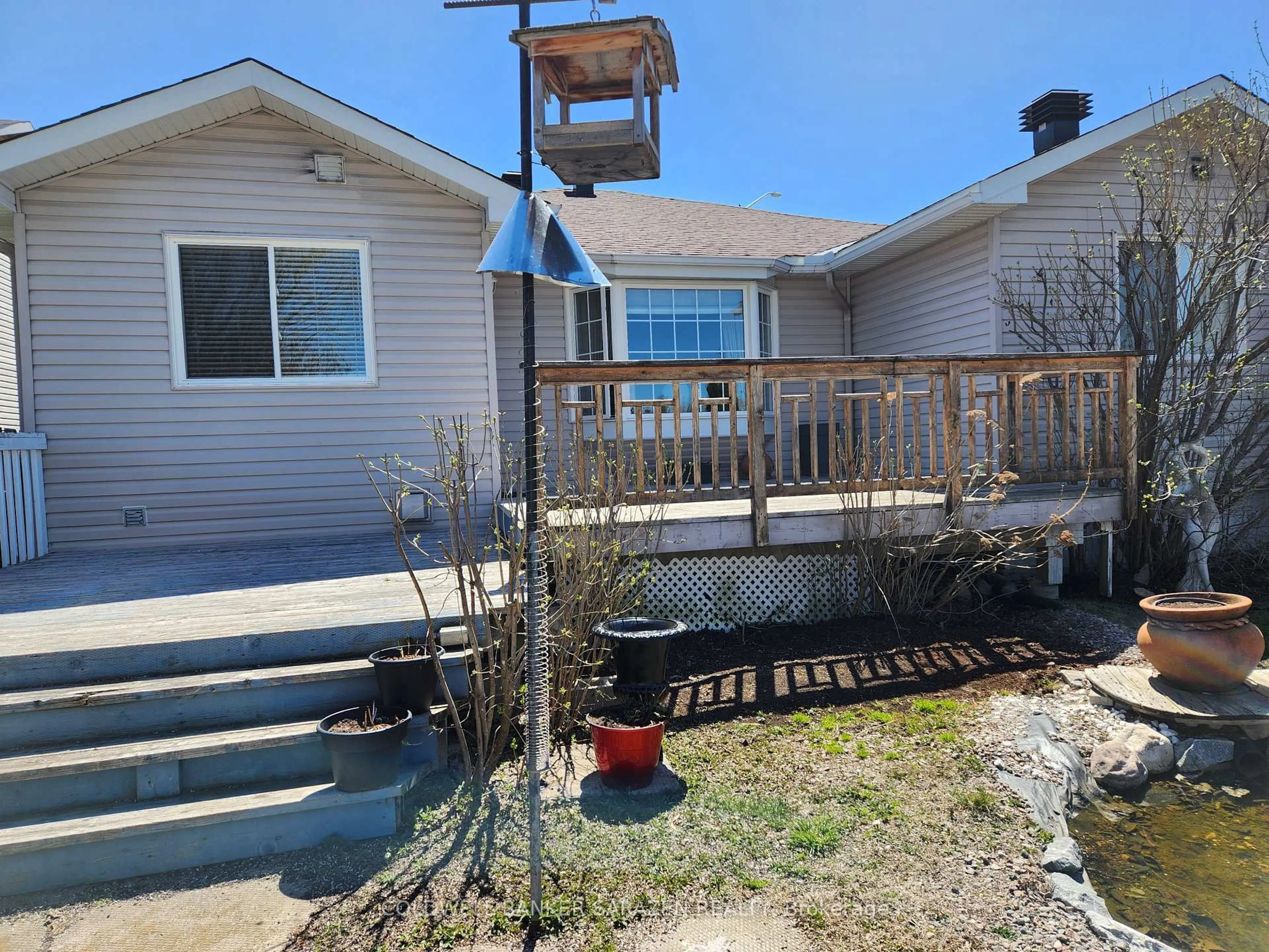 A pic from outside/outdoor area/front of a property/back of a property/a pic from drone, unknown for 105 Mclachlin St, Arnprior Ontario K7S 3Y5