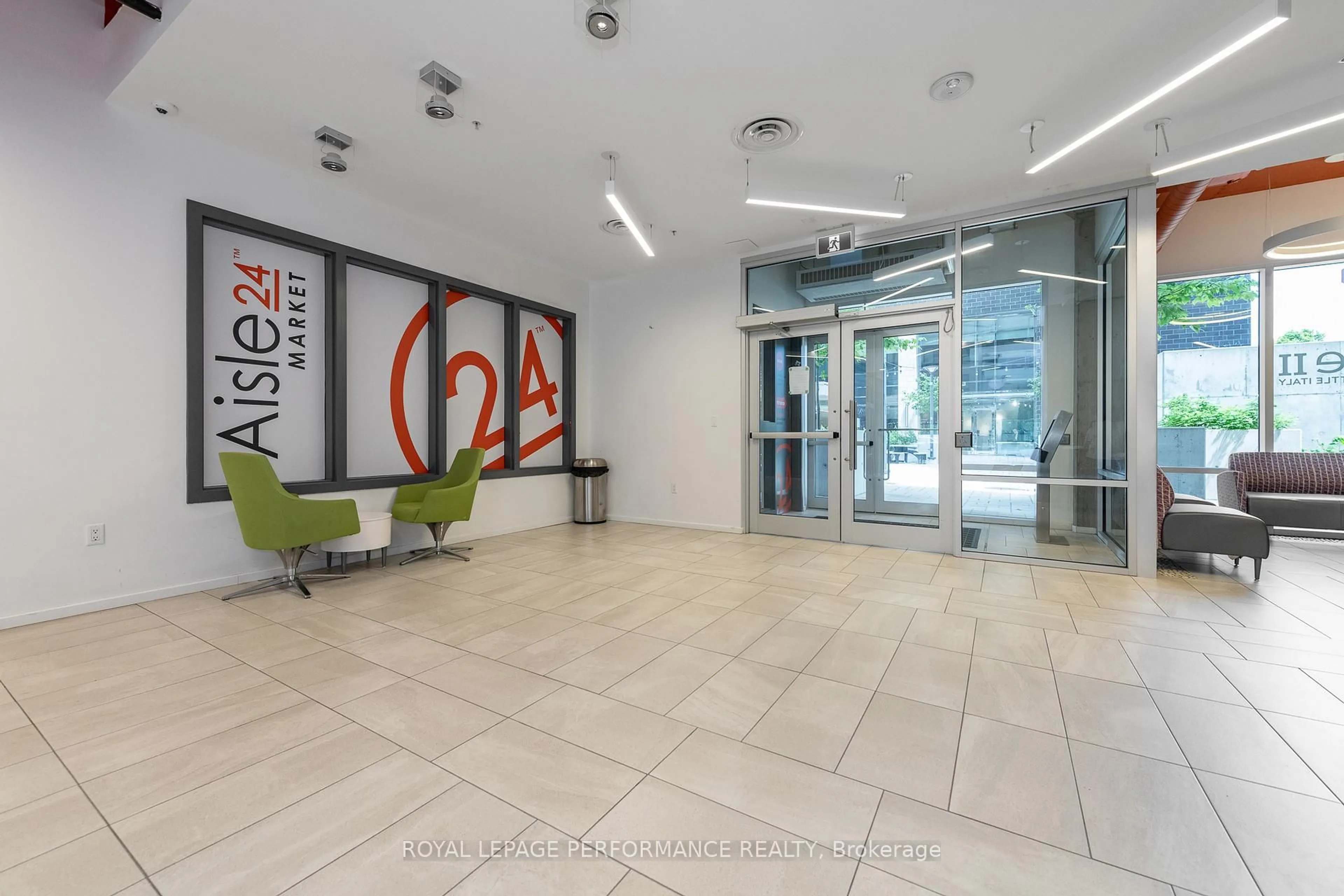 Indoor foyer for 105 Champagne Ave #1118, Ottawa Ontario K1S 5E5