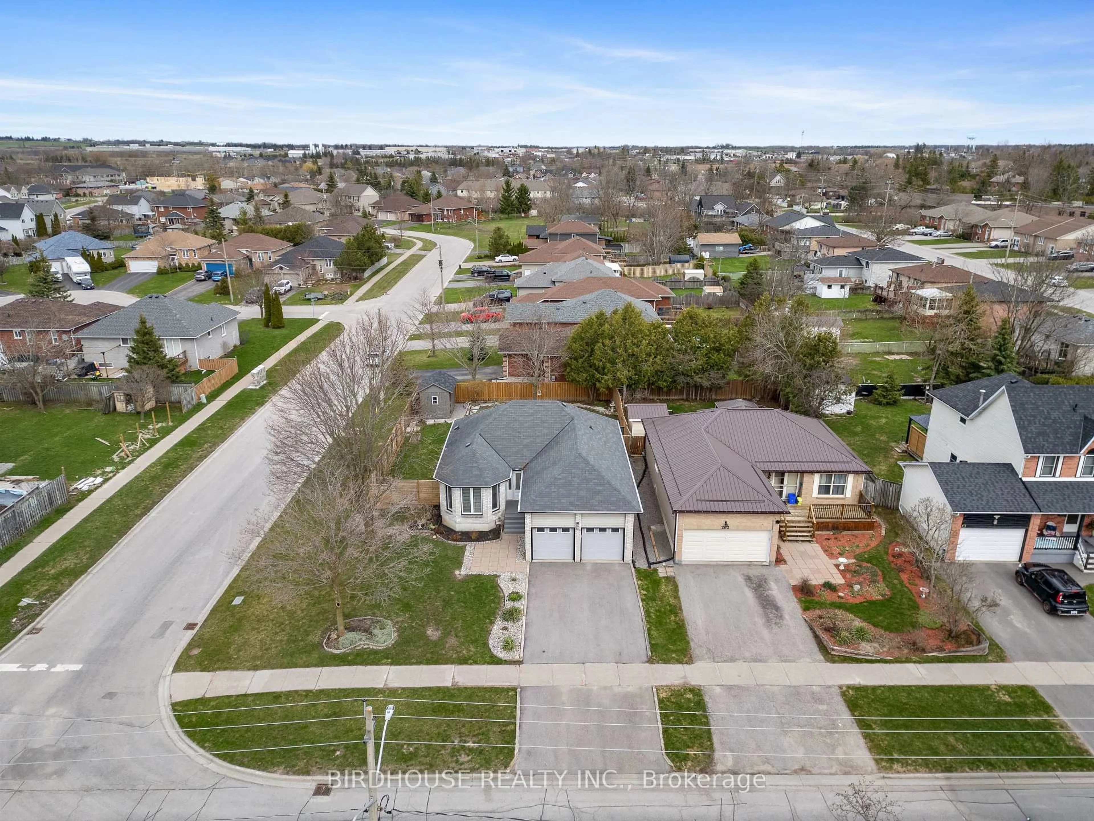 A pic from outside/outdoor area/front of a property/back of a property/a pic from drone, street for 264 Victoria Ave, Kawartha Lakes Ontario K9V 6B9