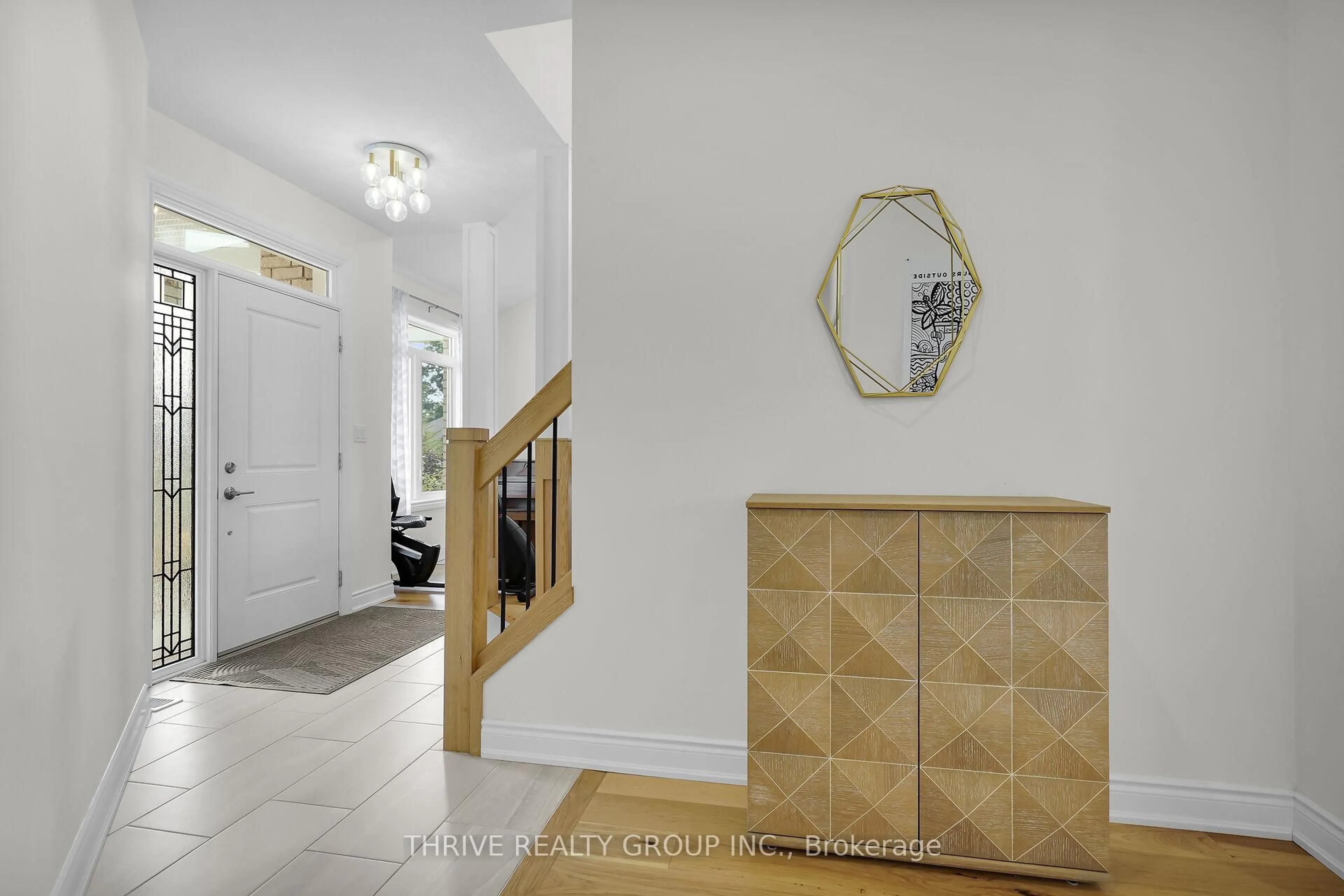 Indoor entryway for 3 Elliot St, Strathroy-Caradoc Ontario N7G 0H2