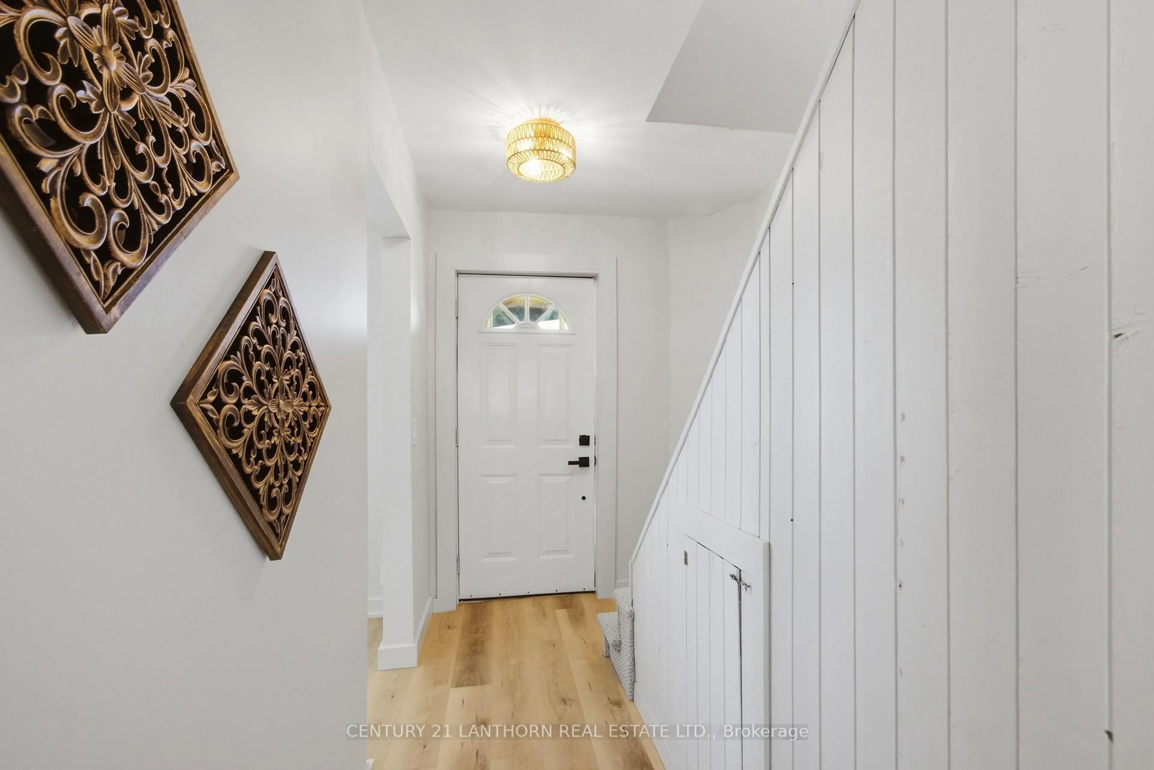 Indoor entryway for 48 Wallbridge Cres, Belleville Ontario K8P 1Z4