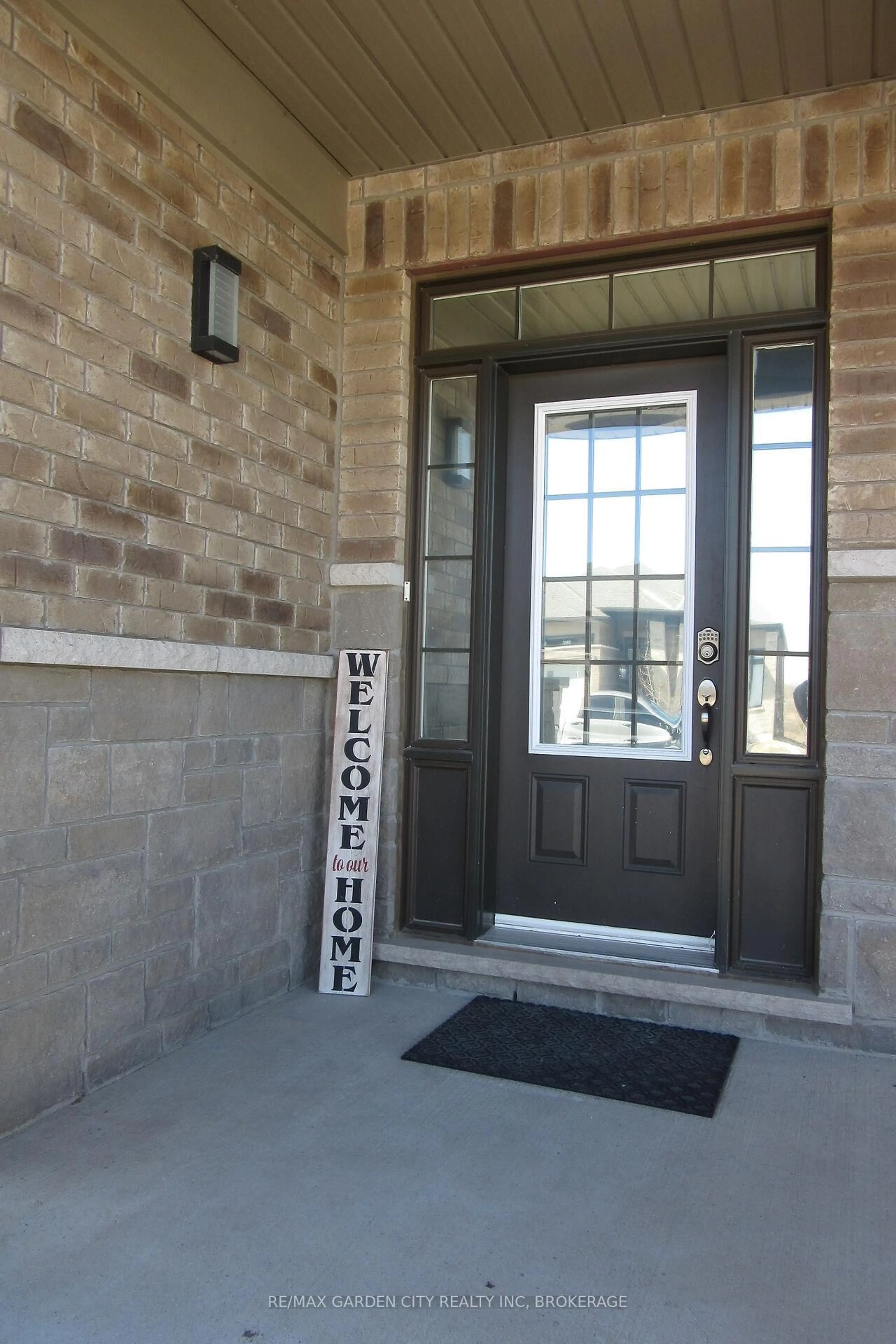Indoor entryway for 243 SHOREVIEW Dr, Welland Ontario L3B 0H3