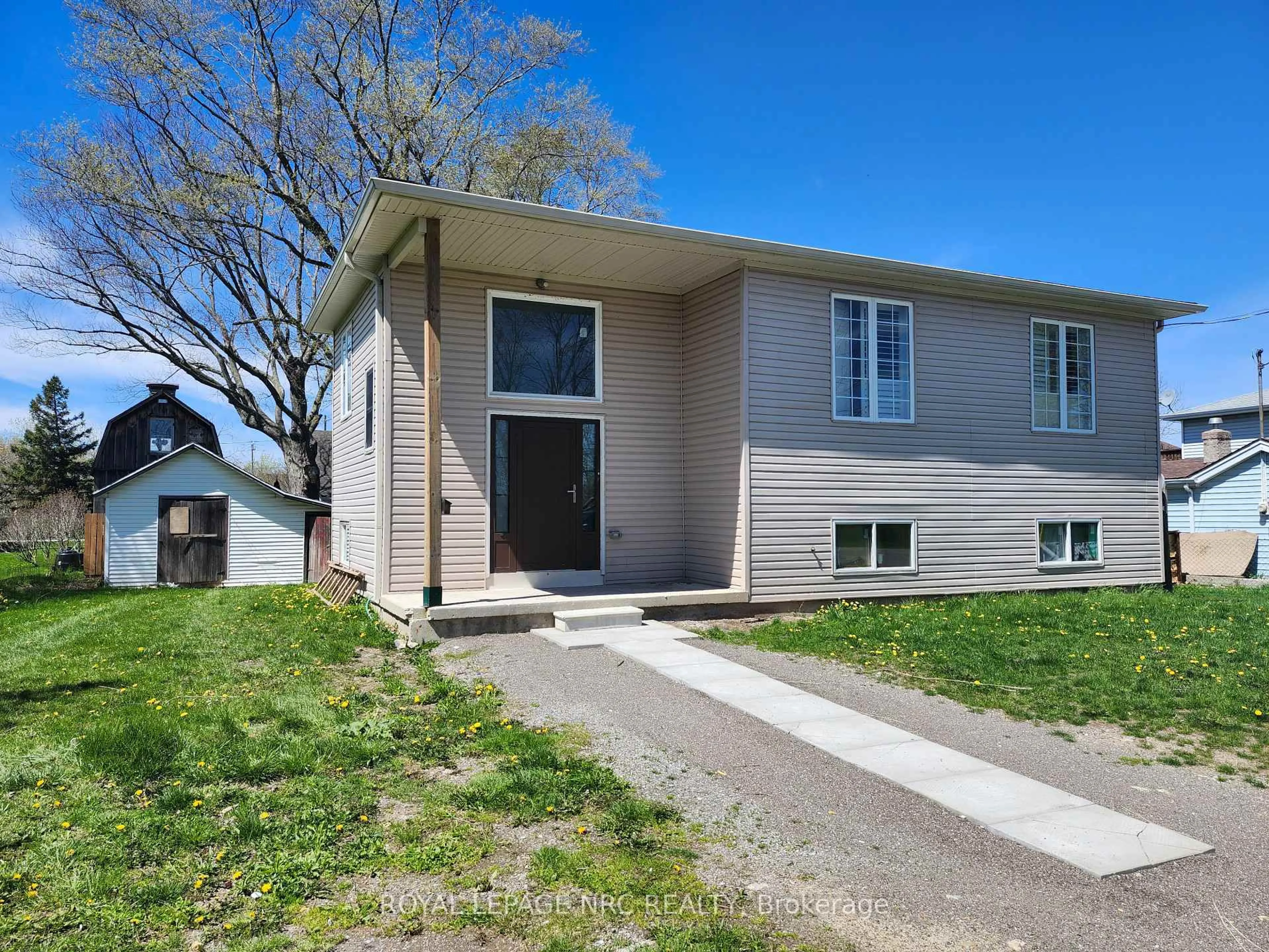 Home with vinyl exterior material, street for 220 Port Colborne Dr, Port Colborne Ontario L3K 2M5