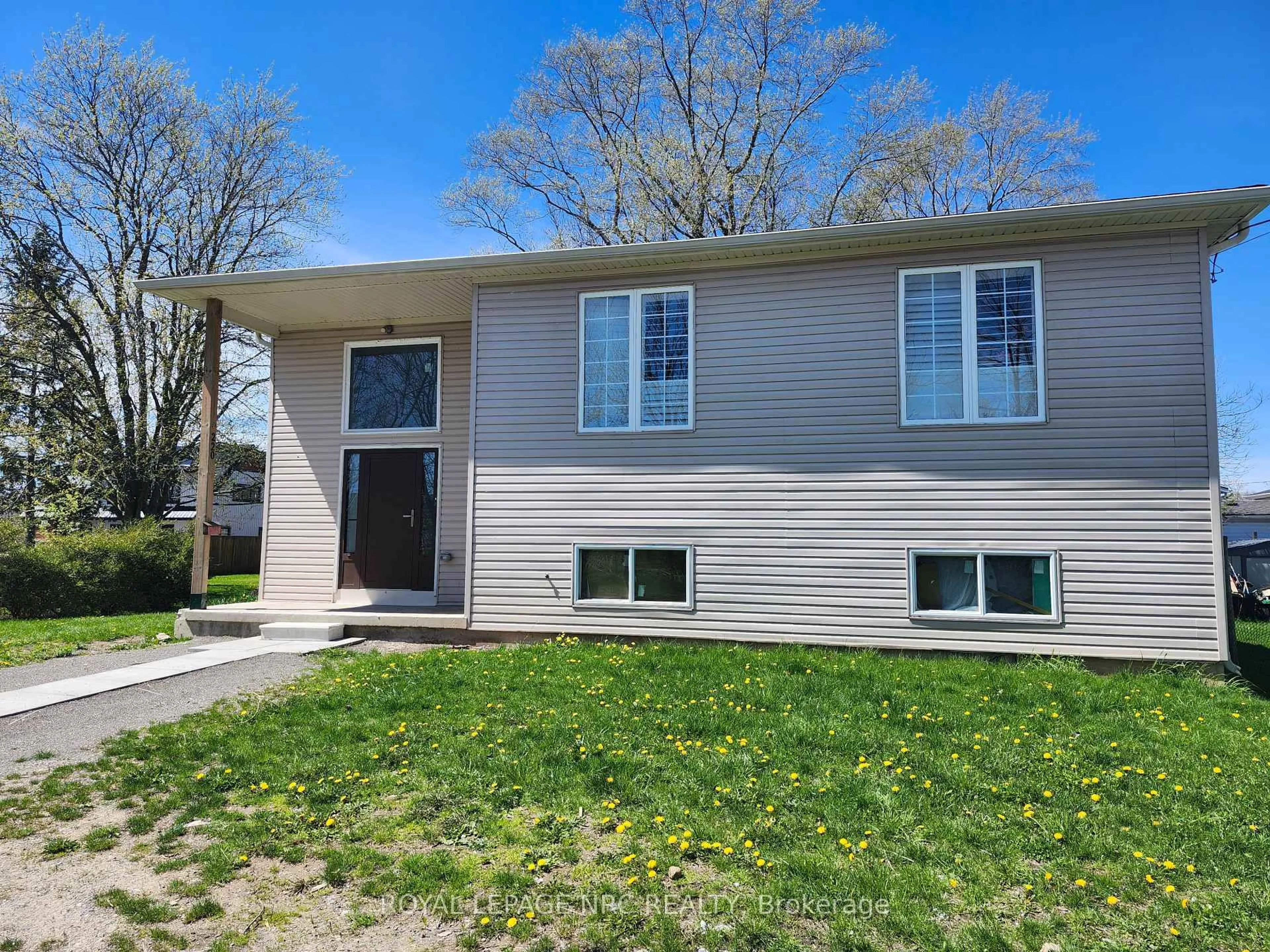 Home with vinyl exterior material, street for 220 Port Colborne Dr, Port Colborne Ontario L3K 2M5