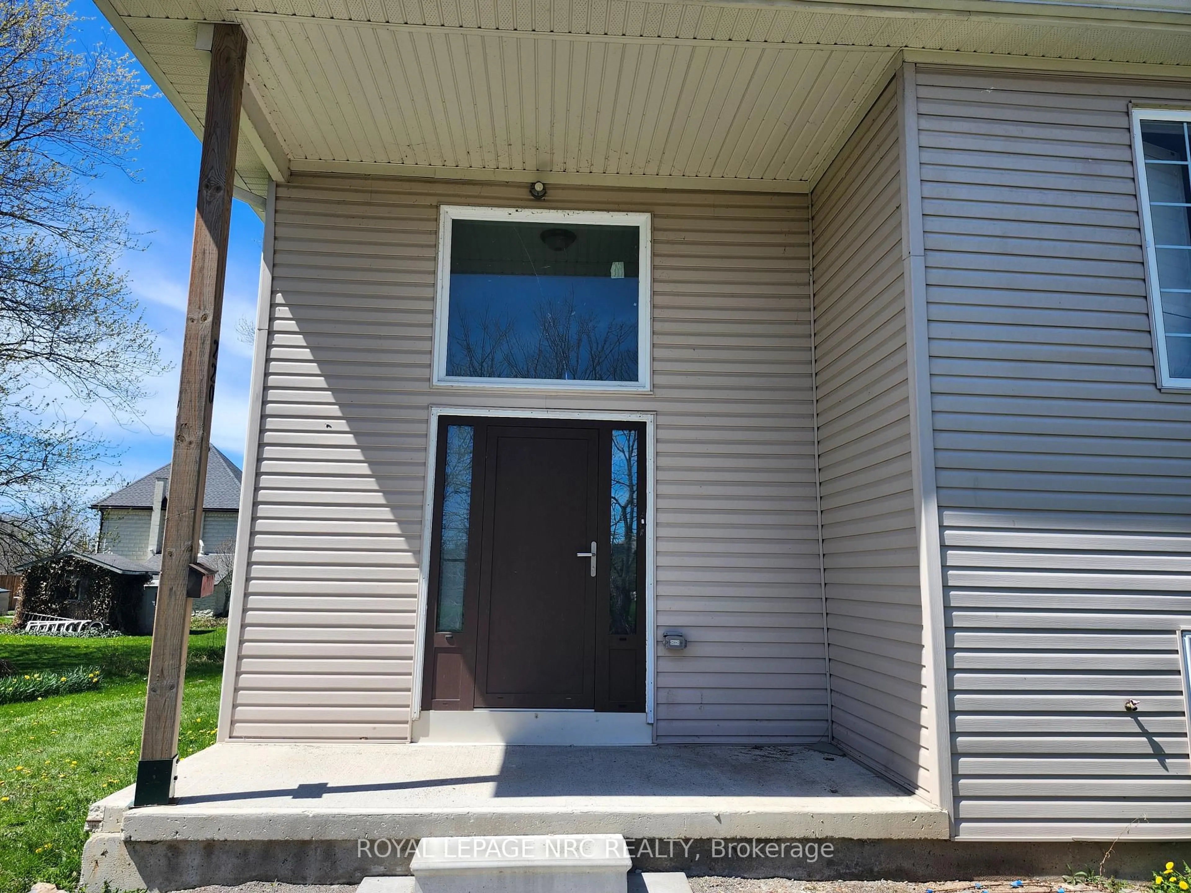Home with vinyl exterior material, street for 220 Port Colborne Dr, Port Colborne Ontario L3K 2M5