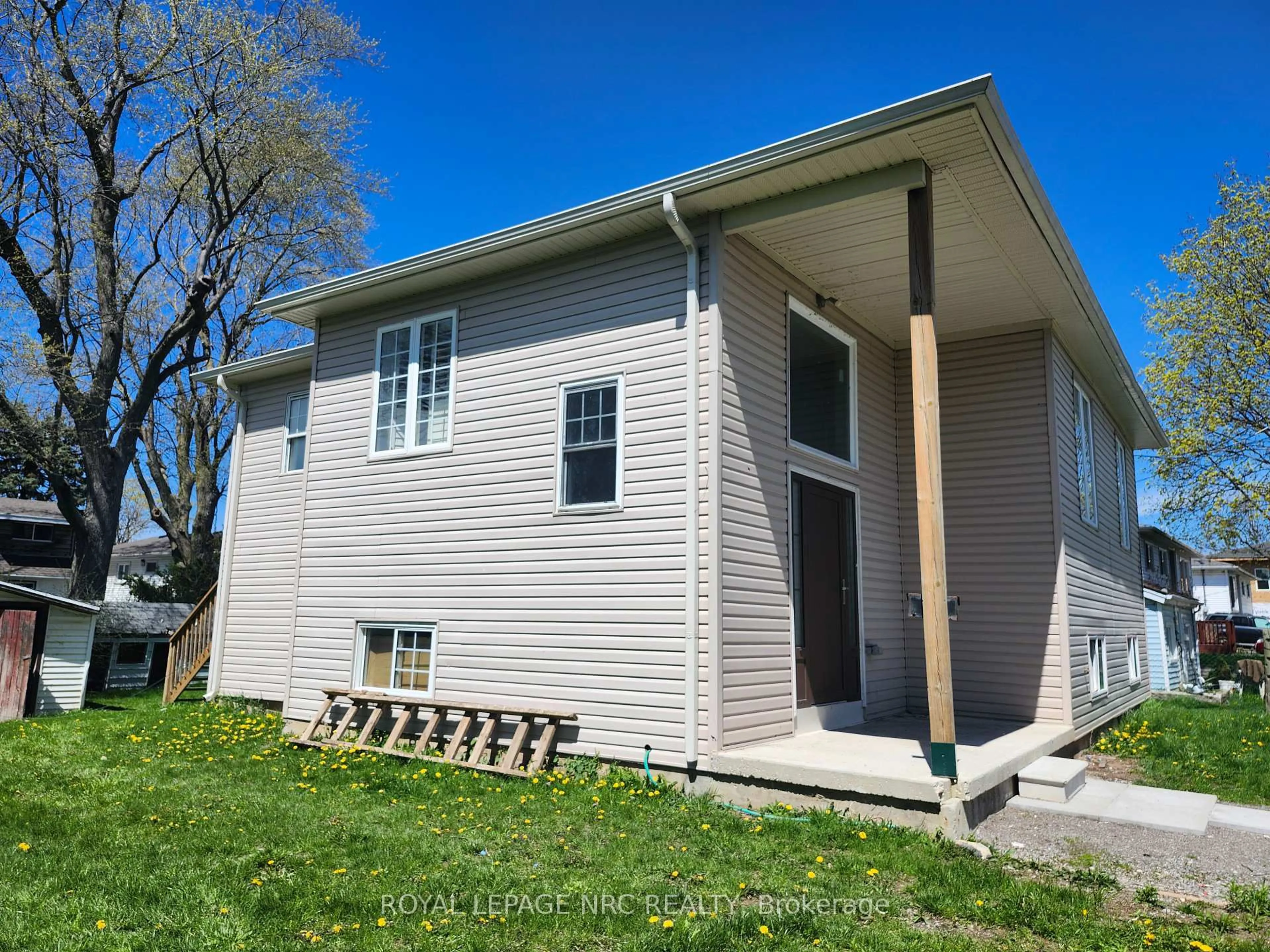 Home with vinyl exterior material, building for 220 Port Colborne Dr, Port Colborne Ontario L3K 2M5